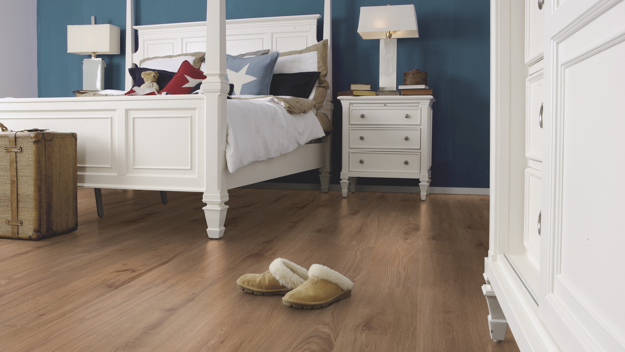 Milieubild Schlafzimmer im Landhaus-Stil - wineo HDF Klick-Bioboden PURLINE wineo 1000 wood L Strong Oak Cinnamon Milieubild Schlafzimmer im Landhaus-Stil - wineo MLP301R