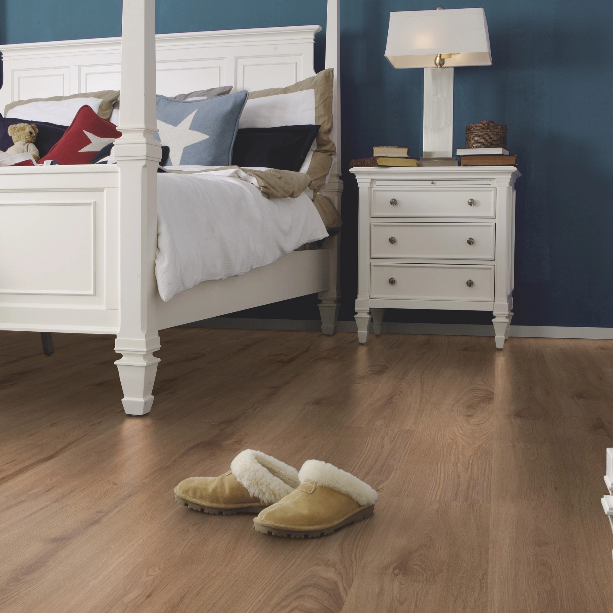 Milieubild Schlafzimmer im Landhaus-Stil - wineo HDF Klick-Bioboden PURLINE wineo 1000 wood L Strong Oak Cinnamon Milieubild Schlafzimmer im Landhaus-Stil - wineo MLP301R