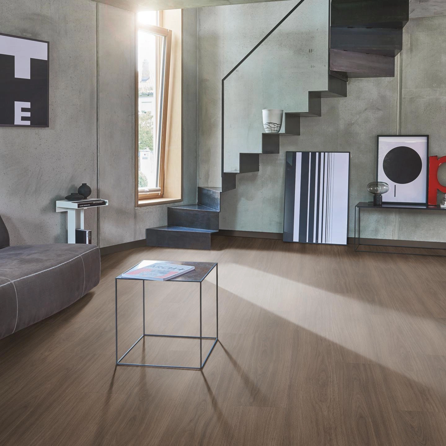 Milieubild Wohnzimmer im modernen Loft-Stil - Parador HDF Klick-Designboden Modular ONE Eiche Artemis kaffeebraun Milieubild Wohnzimmer im modernen Loft-Stil - Parador 1748719