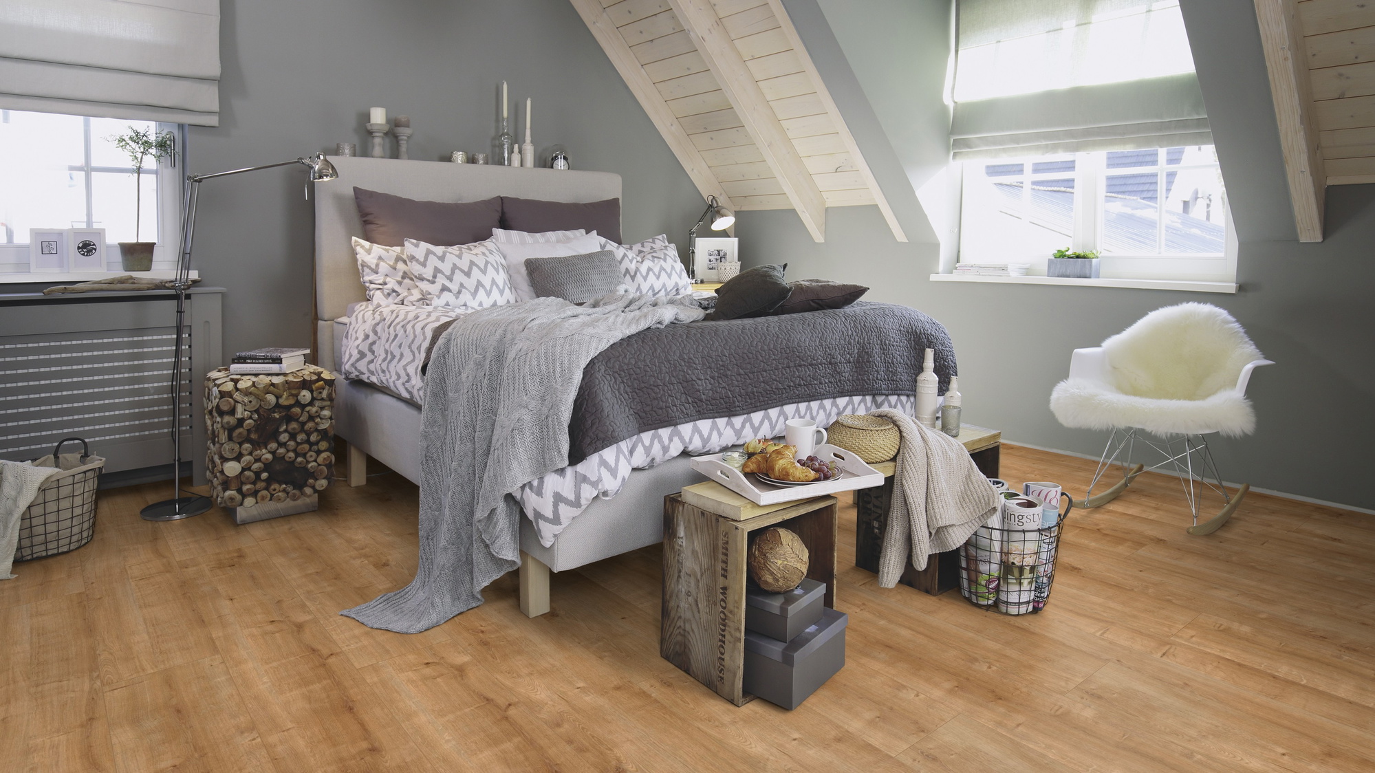 Milieubild Schlafzimmer im modernen Dachgeschoss - wineo HDF Klick-Bioboden PURLINE wineo 1200 wood XXL Hello Martha Milieubild Schlafzimmer im modernen Dachgeschoss - wineo MLP076R