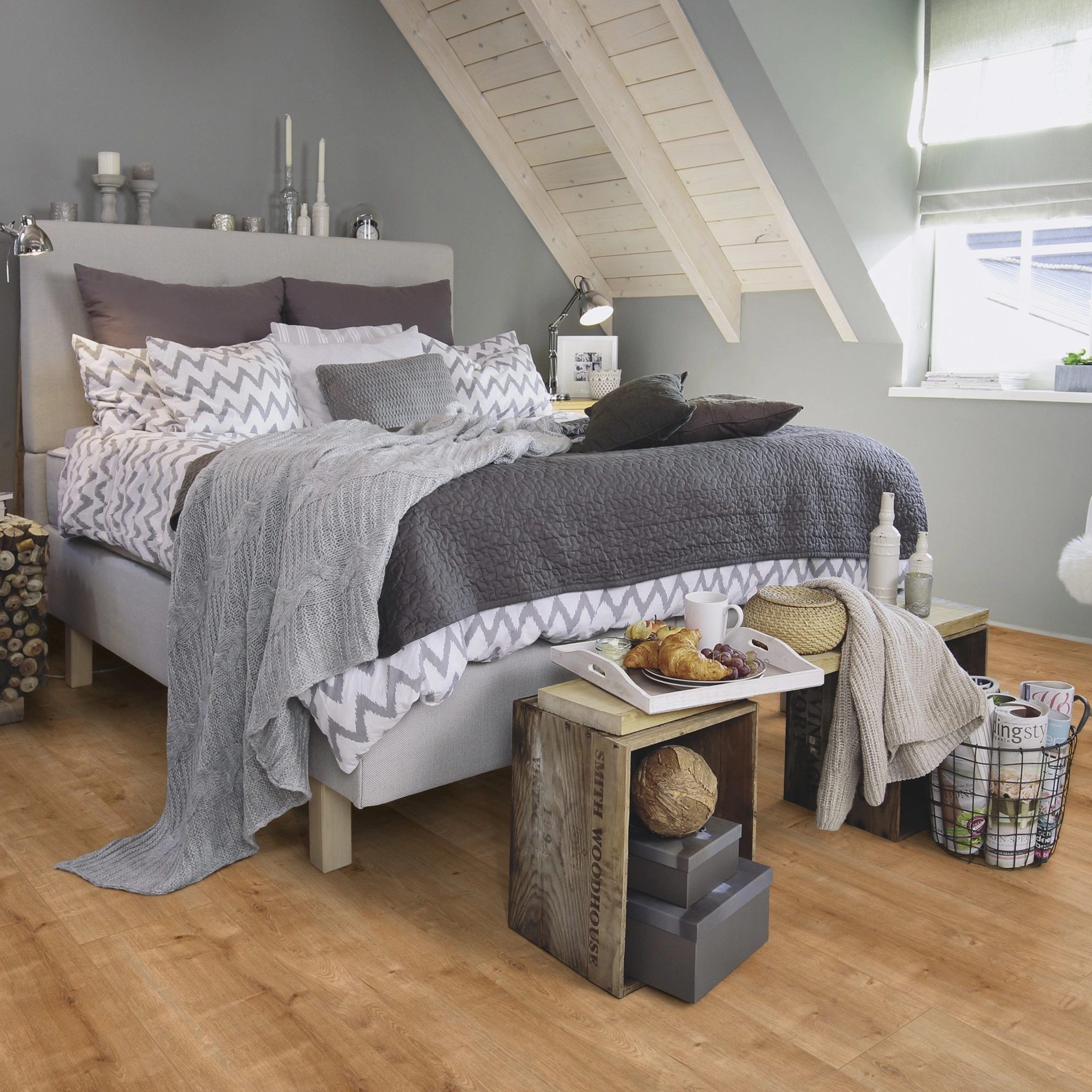 Milieubild Schlafzimmer im modernen Dachgeschoss - wineo HDF Klick-Bioboden PURLINE wineo 1200 wood XXL Hello Martha Milieubild Schlafzimmer im modernen Dachgeschoss - wineo MLP076R