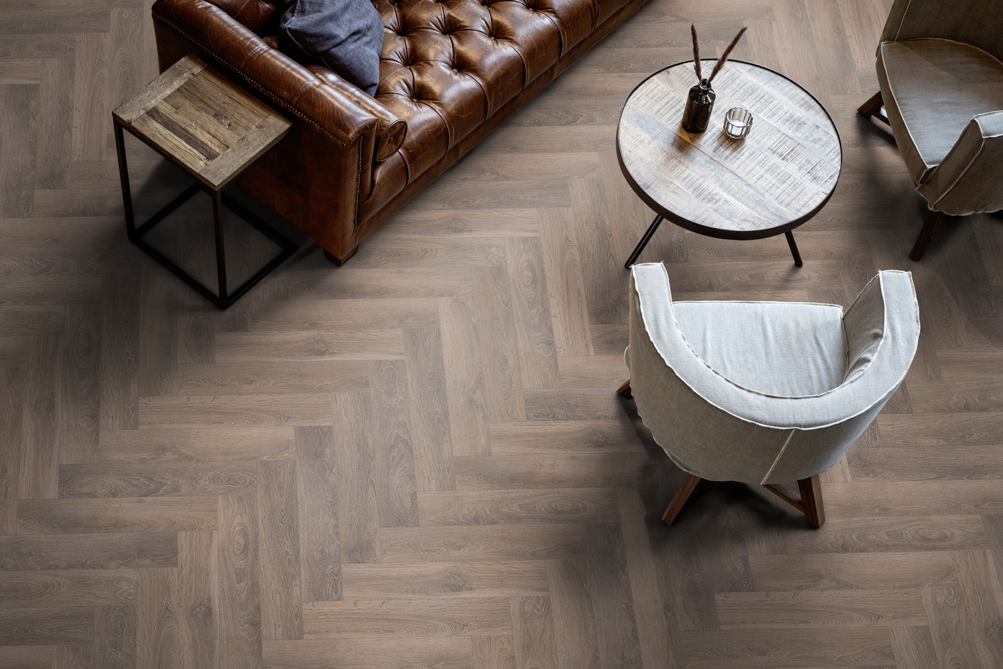 Milieubild Wohnzimmer mit Ledersofa - Blick von oben - ter Hürne Laminat Herringbone Edition Eiche Suite Milieubild Wohnzimmer mit Ledersofa - Blick von oben - ter Hürne 1101021851