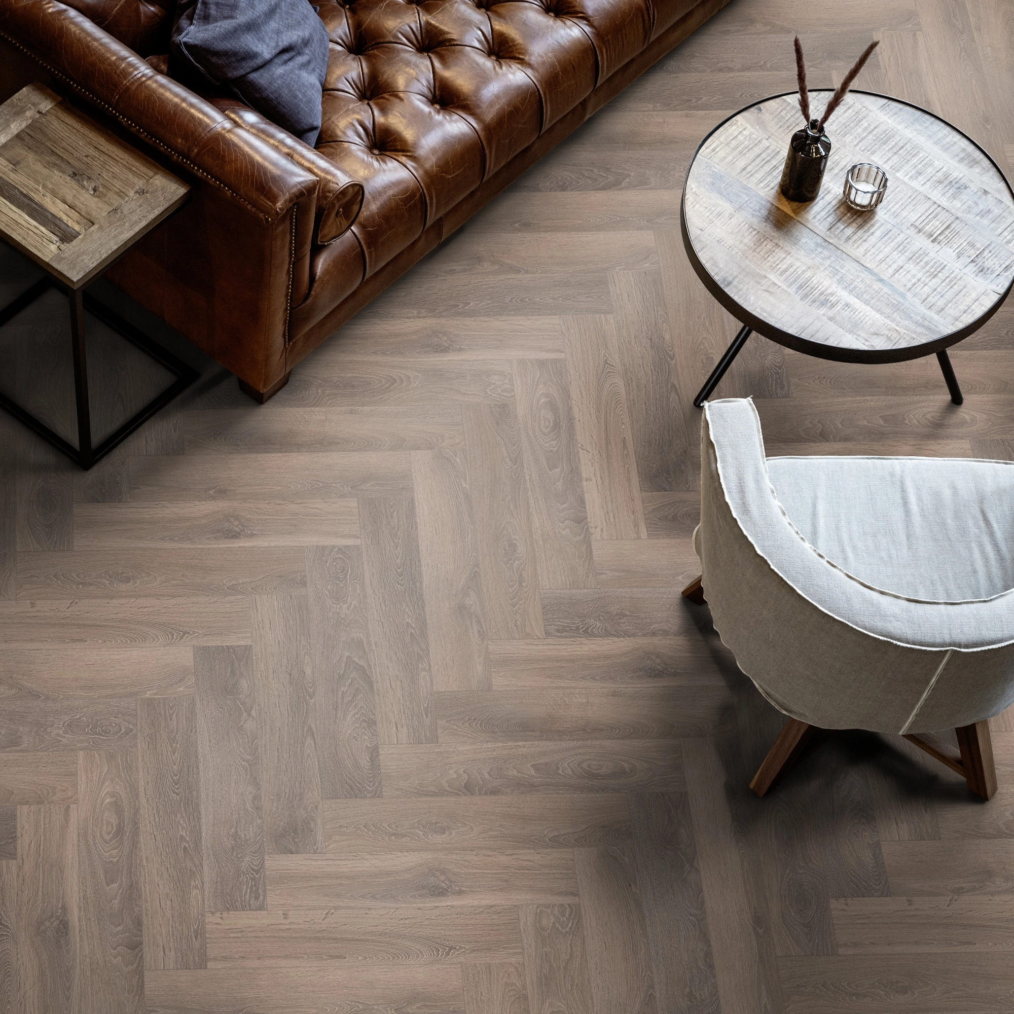 Milieubild Wohnzimmer mit Ledersofa - Blick von oben - ter Hürne Laminat Herringbone Edition Eiche Suite Milieubild Wohnzimmer mit Ledersofa - Blick von oben - ter Hürne 1101021851