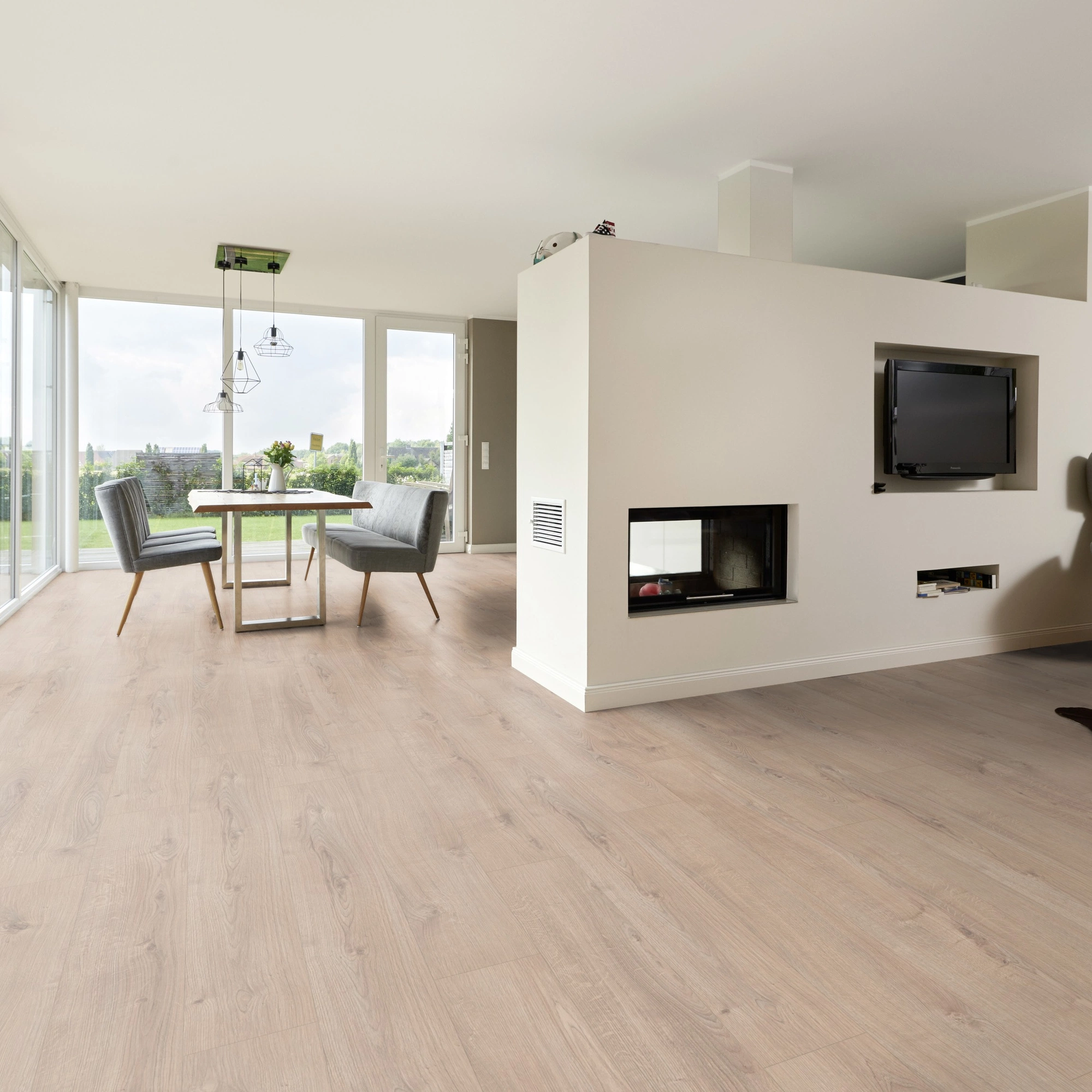 Milieubild Wohnzimmer mit Essbereich und Kamin - ter Hürne Laminat Classic Edition Eiche Rock Cafe Milieubild Wohnzimmer mit Essbereich und Kamin - ter Hürne 1101021837