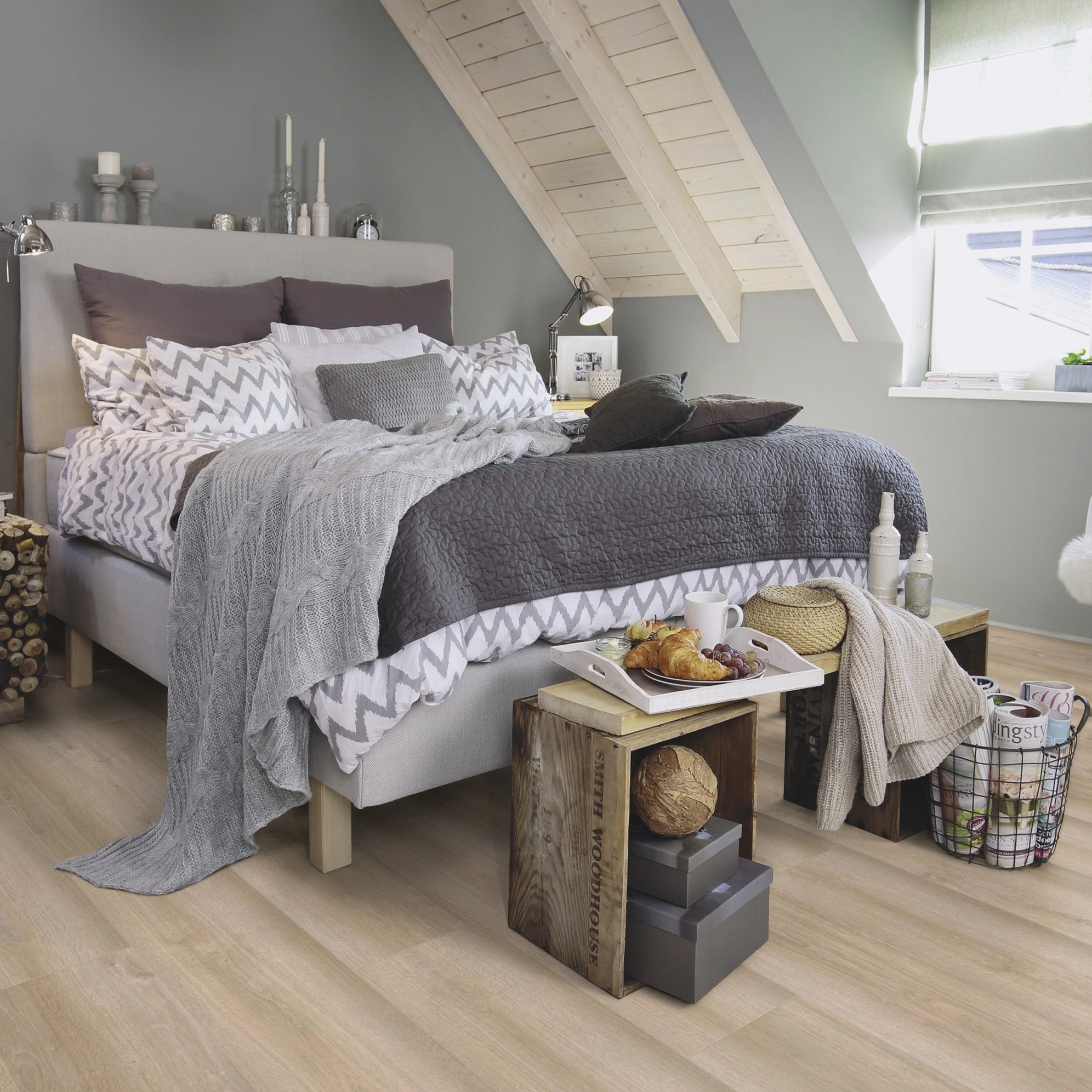 Milieubild Schlafzimmer im modernen Dachgeschoss - wineo Klebe-Bioboden PURLINE wineo 1200 wood XL Cheer for Lisa Milieubild Schlafzimmer im modernen Dachgeschoss - wineo PL097R