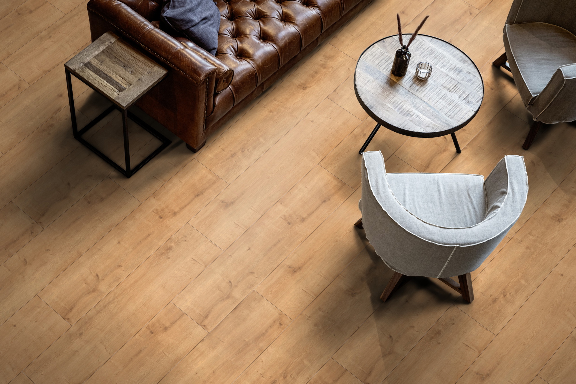 Milieubild Wohnzimmer mit Ledersofa - Blick von oben - ter Hürne Laminat Trend Edition Eiche Boho Milieubild Wohnzimmer mit Ledersofa - Blick von oben - ter Hürne 1101021822