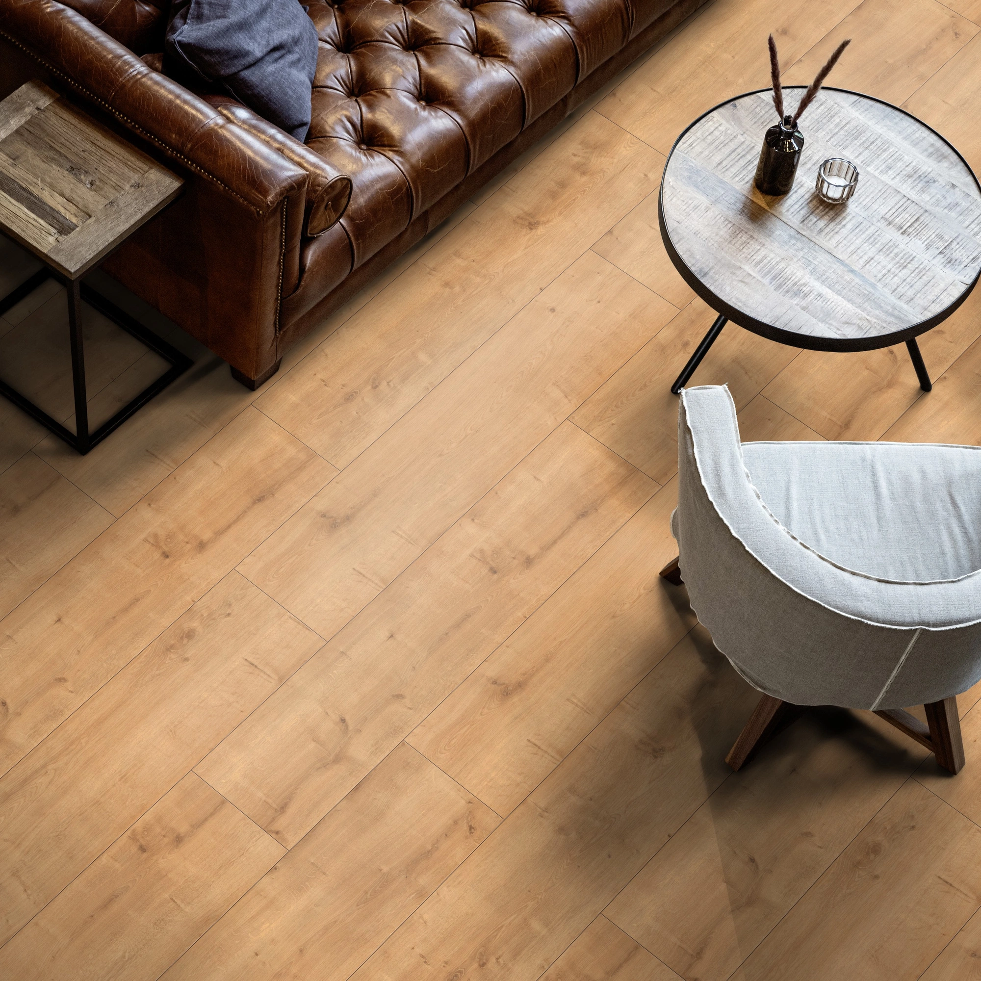 Milieubild Wohnzimmer mit Ledersofa - Blick von oben - ter Hürne Laminat Trend Edition Eiche Boho Milieubild Wohnzimmer mit Ledersofa - Blick von oben - ter Hürne 1101021822