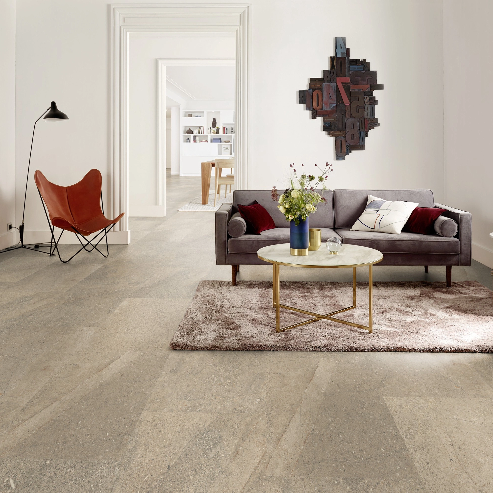Milieubild Altbau-Wohnzimmer in Stadtwohnung - Tarkett Rigid Klick-Vinyl iD Click Ultimate 70 NATURALS Sediment Beige Milieubild Altbau-Wohnzimmer in Stadtwohnung - Tarkett 260008037