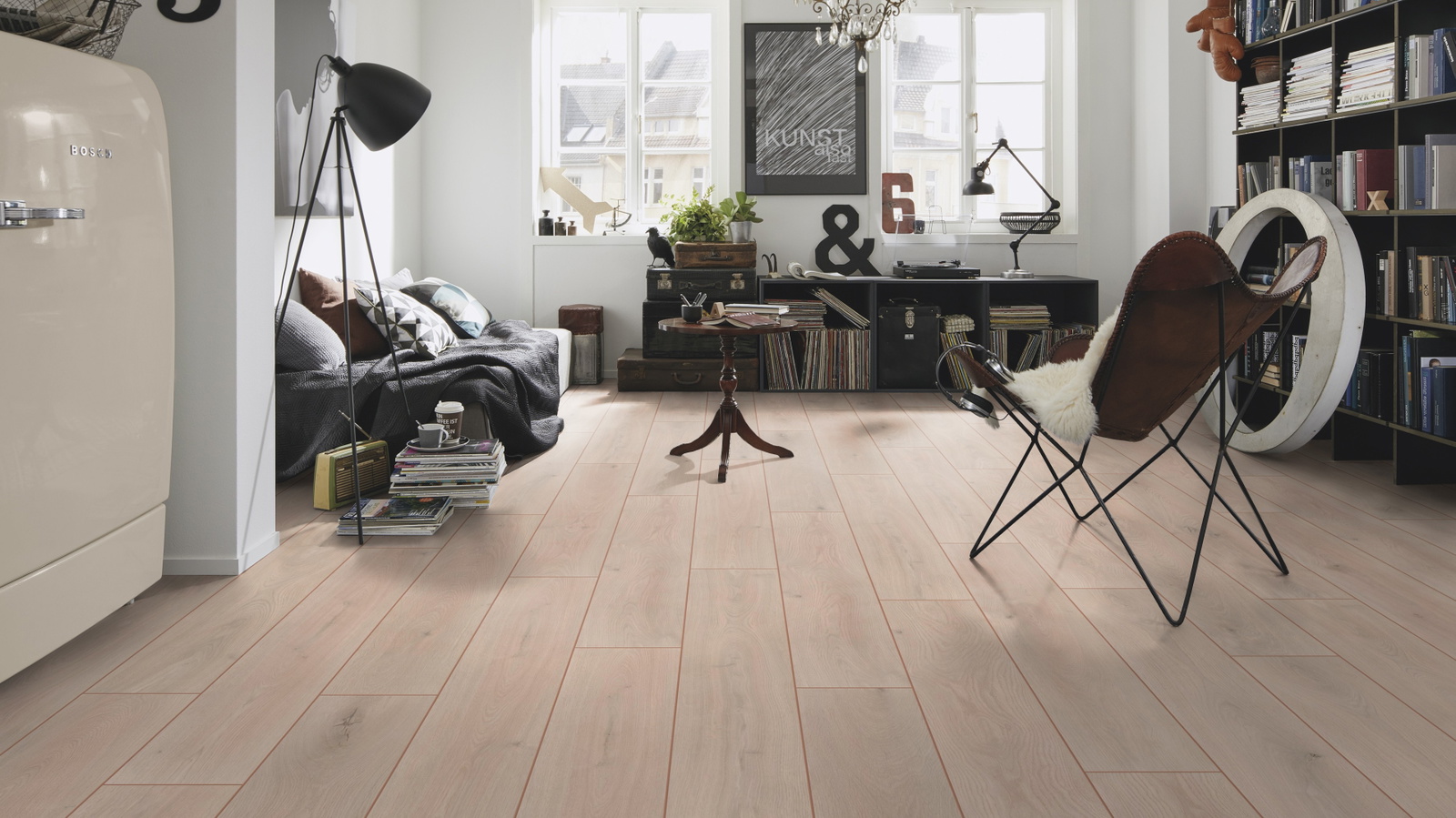 Milieubild Kompaktes Wohnzimmer mit Bücherregal - wineo PLC309R