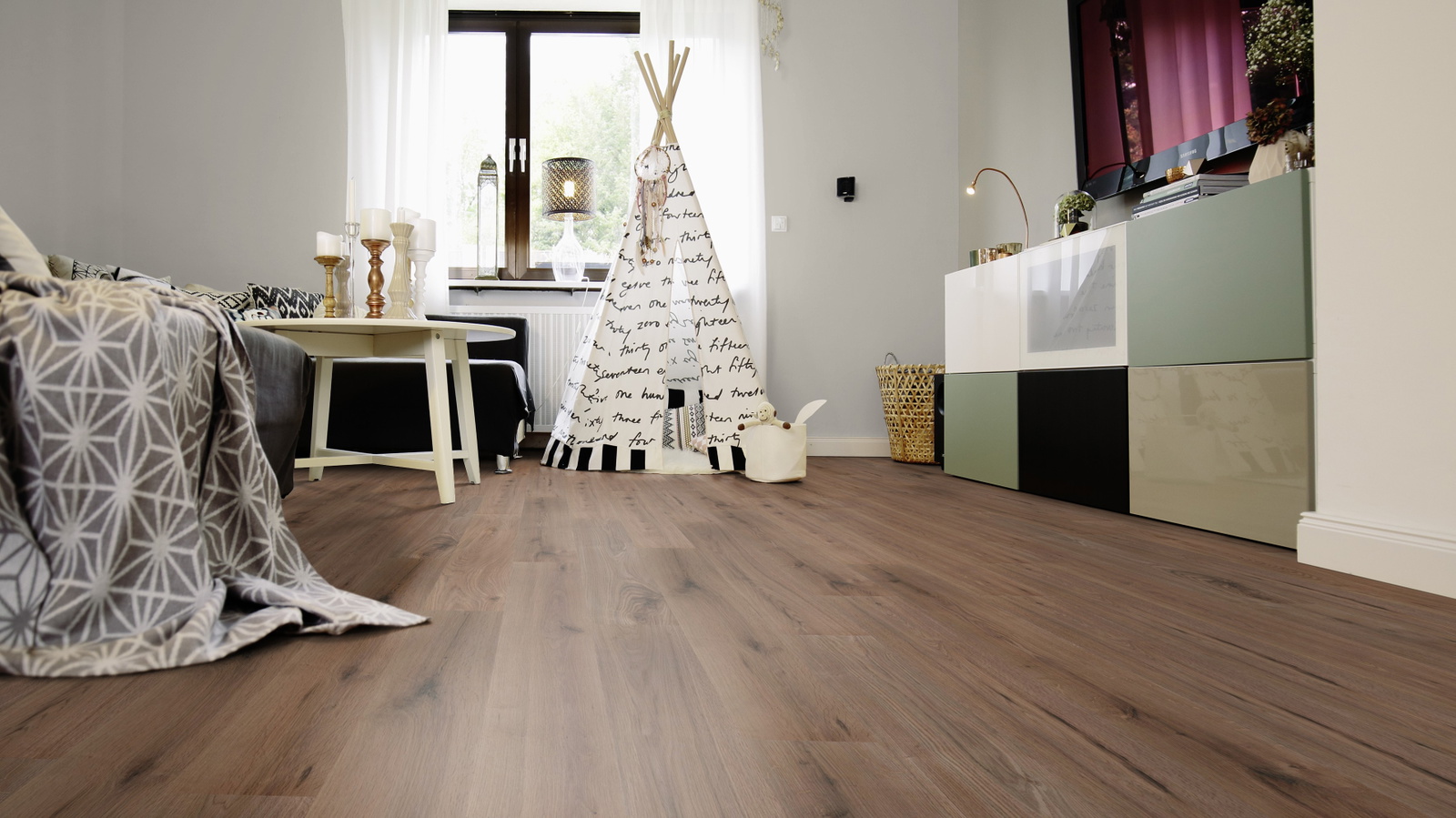Milieubild Wohnzimmer mit Sideboard und Fernseher - wineo MLP303R