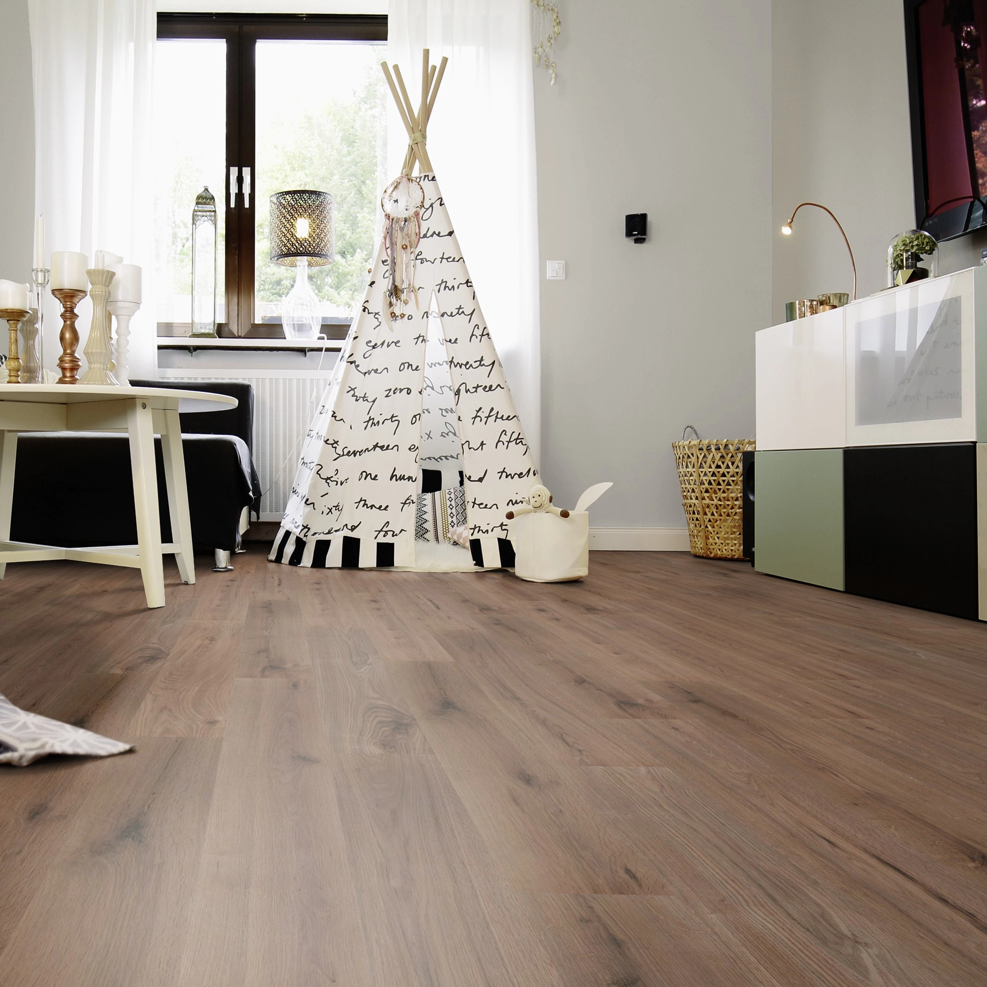 Milieubild Wohnzimmer mit Sideboard und Fernseher - wineo HDF Klick-Bioboden PURLINE wineo 1000 wood L Strong Oak Cappuccino Milieubild Wohnzimmer mit Sideboard und Fernseher - wineo MLP303R