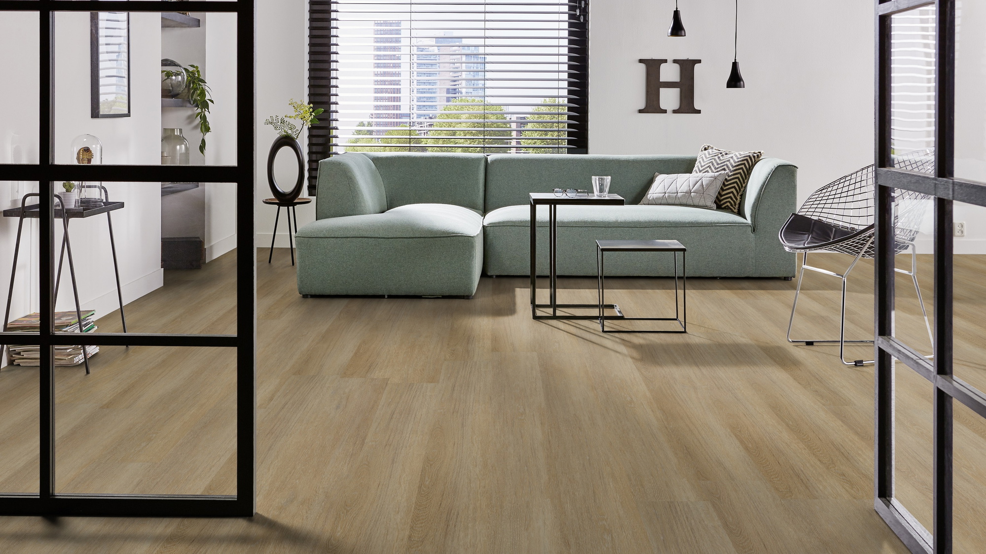 Milieubild Modernes Wohnzimmer mit mintgrünem Sofa - Forbo Flooring Klebe-Vinyl Enduro Dryback Wood Golden Oak Milieubild Modernes Wohnzimmer mit mintgrünem Sofa - Forbo Flooring 217622
