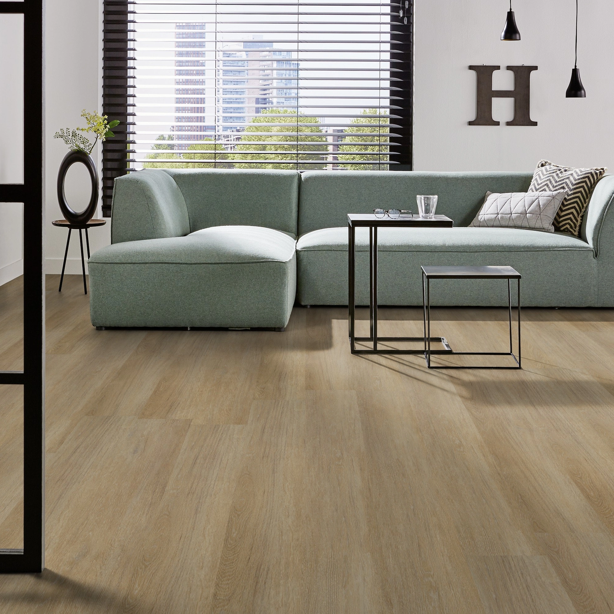 Milieubild Modernes Wohnzimmer mit mintgrünem Sofa - Forbo Flooring Klebe-Vinyl Enduro Dryback Wood Golden Oak Milieubild Modernes Wohnzimmer mit mintgrünem Sofa - Forbo Flooring 217622