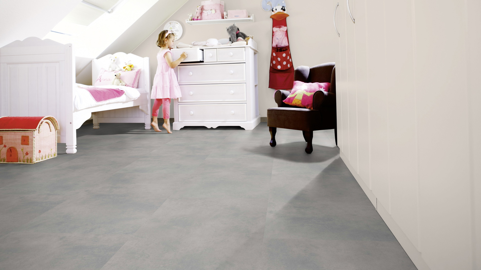 Milieubild Kinderzimmer mit weißer Kommode - wineo Klebe-Bioboden PURLINE wineo 1500 stone XL Loft Concrete Grey Milieubild Kinderzimmer mit weißer Kommode - wineo PL15401SXL