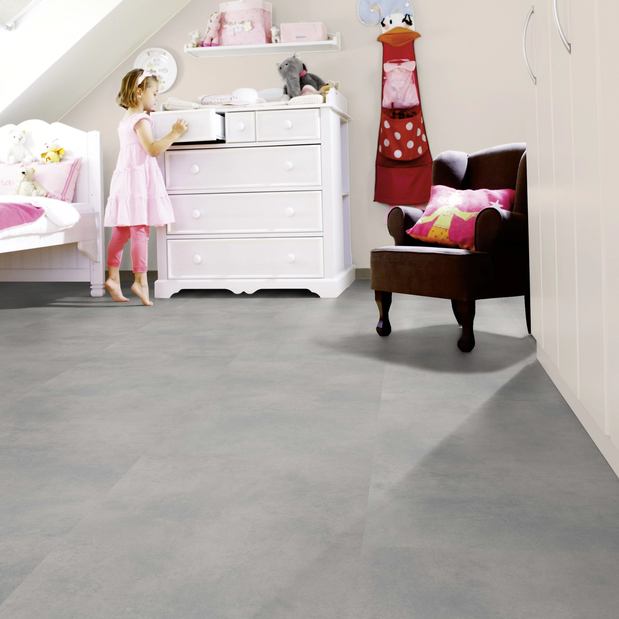Milieubild Kinderzimmer mit weißer Kommode - wineo Klebe-Bioboden PURLINE wineo 1500 stone XL Loft Concrete Grey Milieubild Kinderzimmer mit weißer Kommode - wineo PL15401SXL