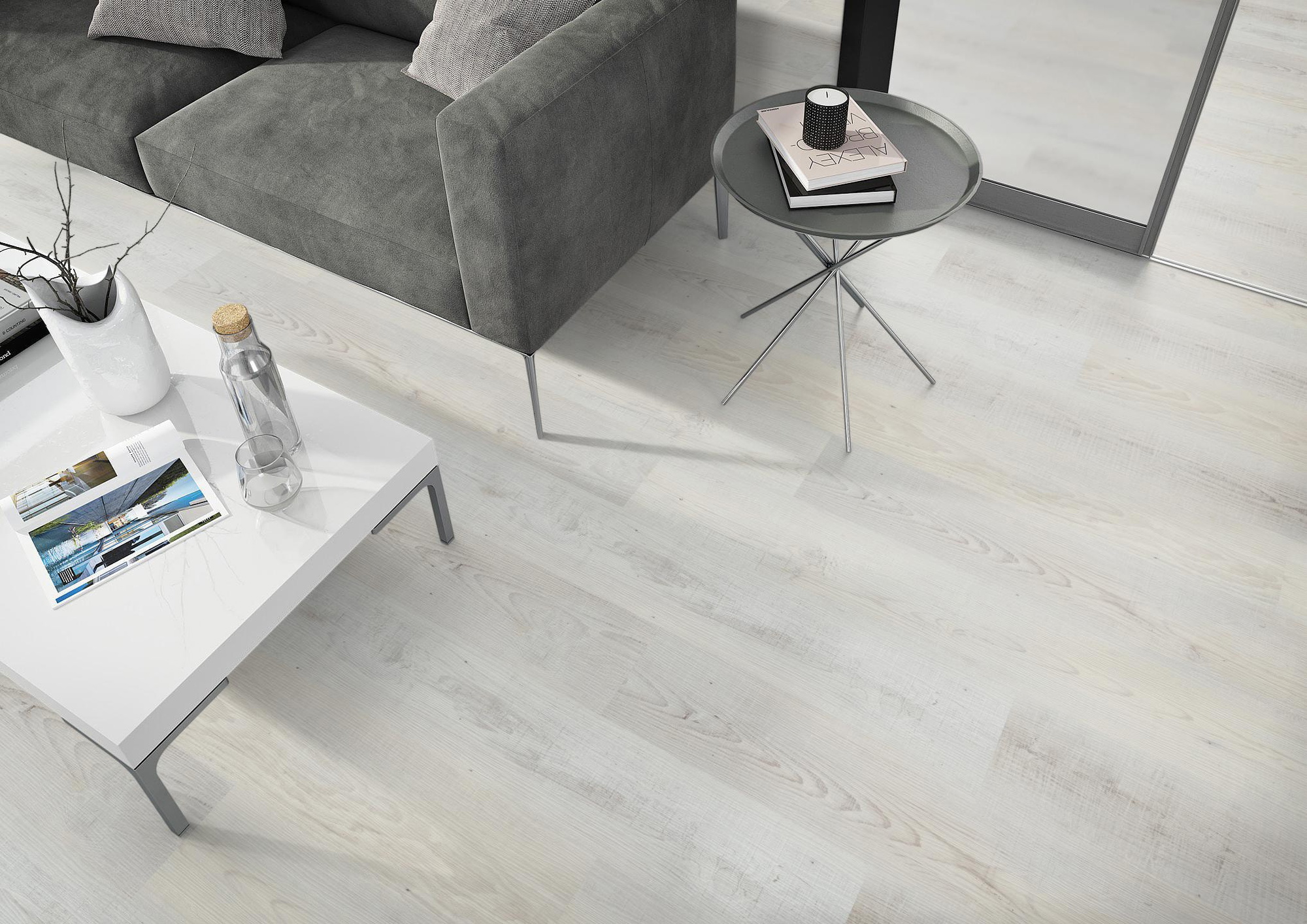 Milieubild Wohnzimmer - Sofa mit Beistelltisch und Glastür - nexflor Rigid Klick-Vinyl Apollo Click Collection Pergamon Oak Milieubild Wohnzimmer - Sofa mit Beistelltisch und Glastür - nexflor NXF-60030-008