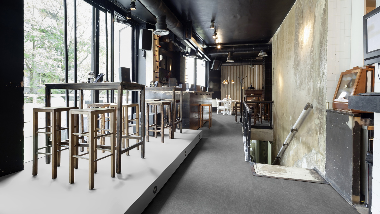Milieubild Restaurant - Bar mit Tischen und Hockern - wineo PL15600GXL