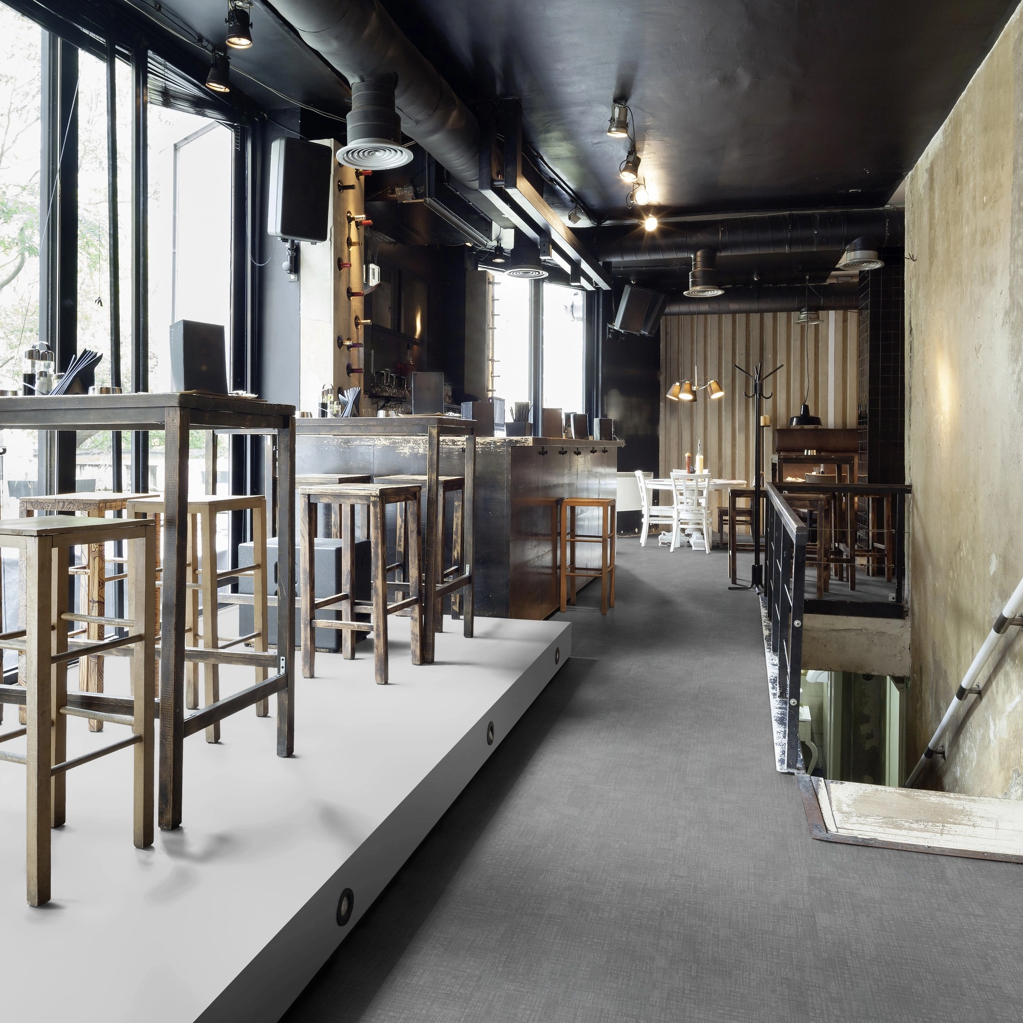 Milieubild Restaurant - Bar mit Tischen und Hockern - wineo Klebe-Bioboden PURLINE wineo 1500 graphic XL Fractal Dark Milieubild Restaurant - Bar mit Tischen und Hockern - wineo PL15600GXL