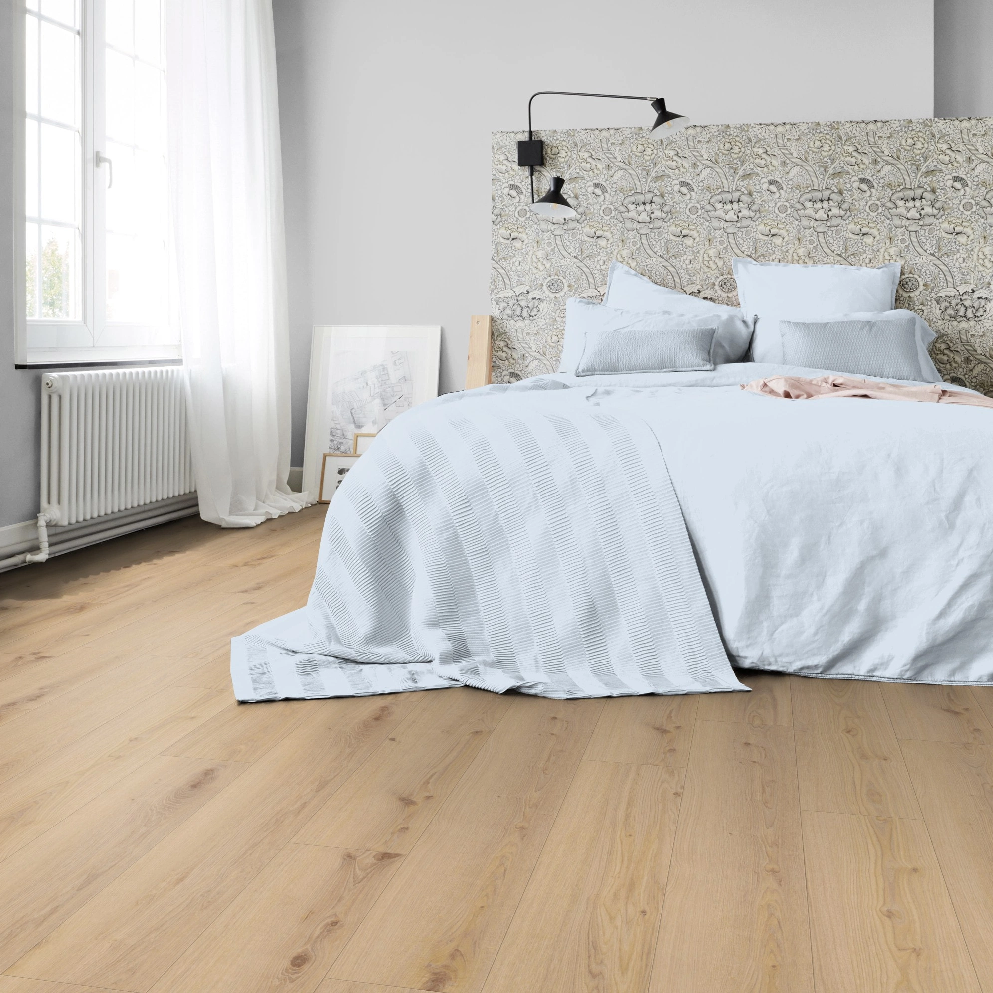 Milieubild Schlafzimmer in Stadtwohnung - Tarkett Klebe-Vinyl Essence 55 Primary Oak Beige Milieubild Schlafzimmer in Stadtwohnung - Tarkett 260053003