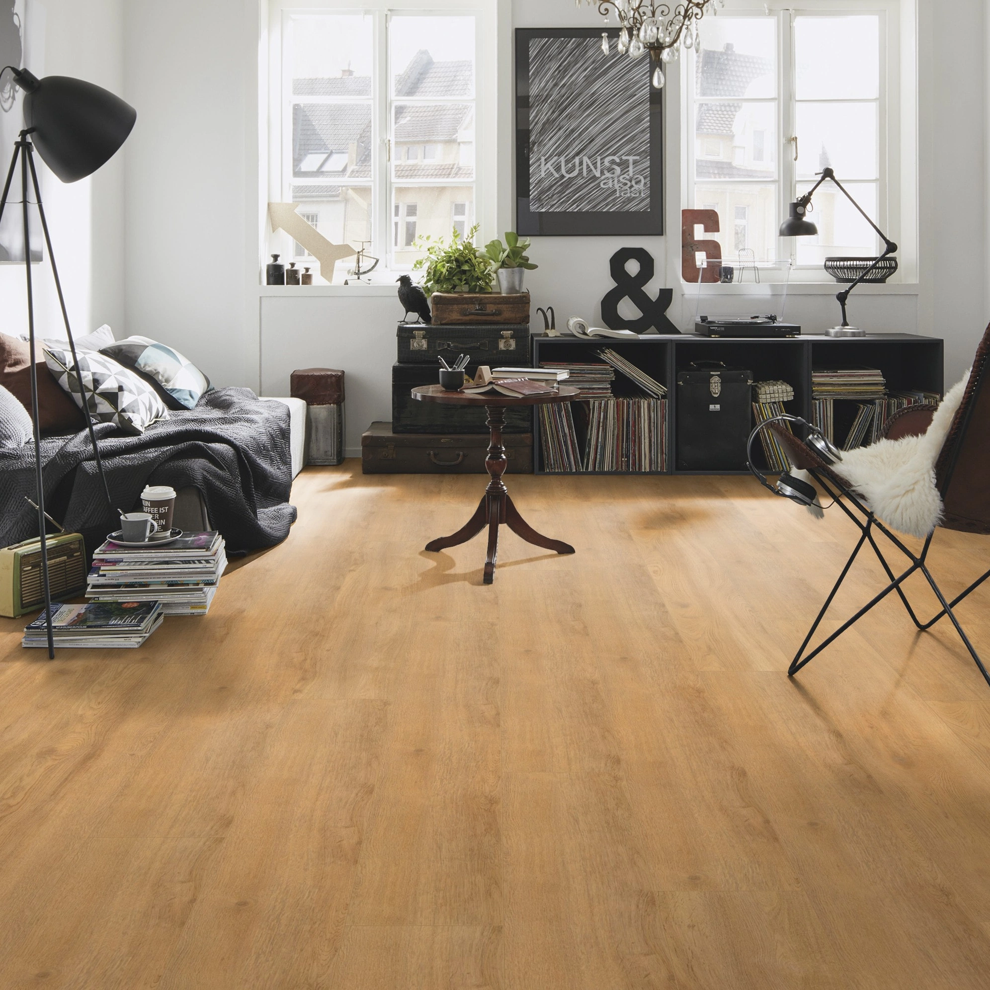 Milieubild Kompaktes Wohnzimmer mit Bücherregal - wineo HDF Klick-Bioboden PURLINE wineo 1200 wood XXL Let's go Max Milieubild Kompaktes Wohnzimmer mit Bücherregal - wineo MLP270R