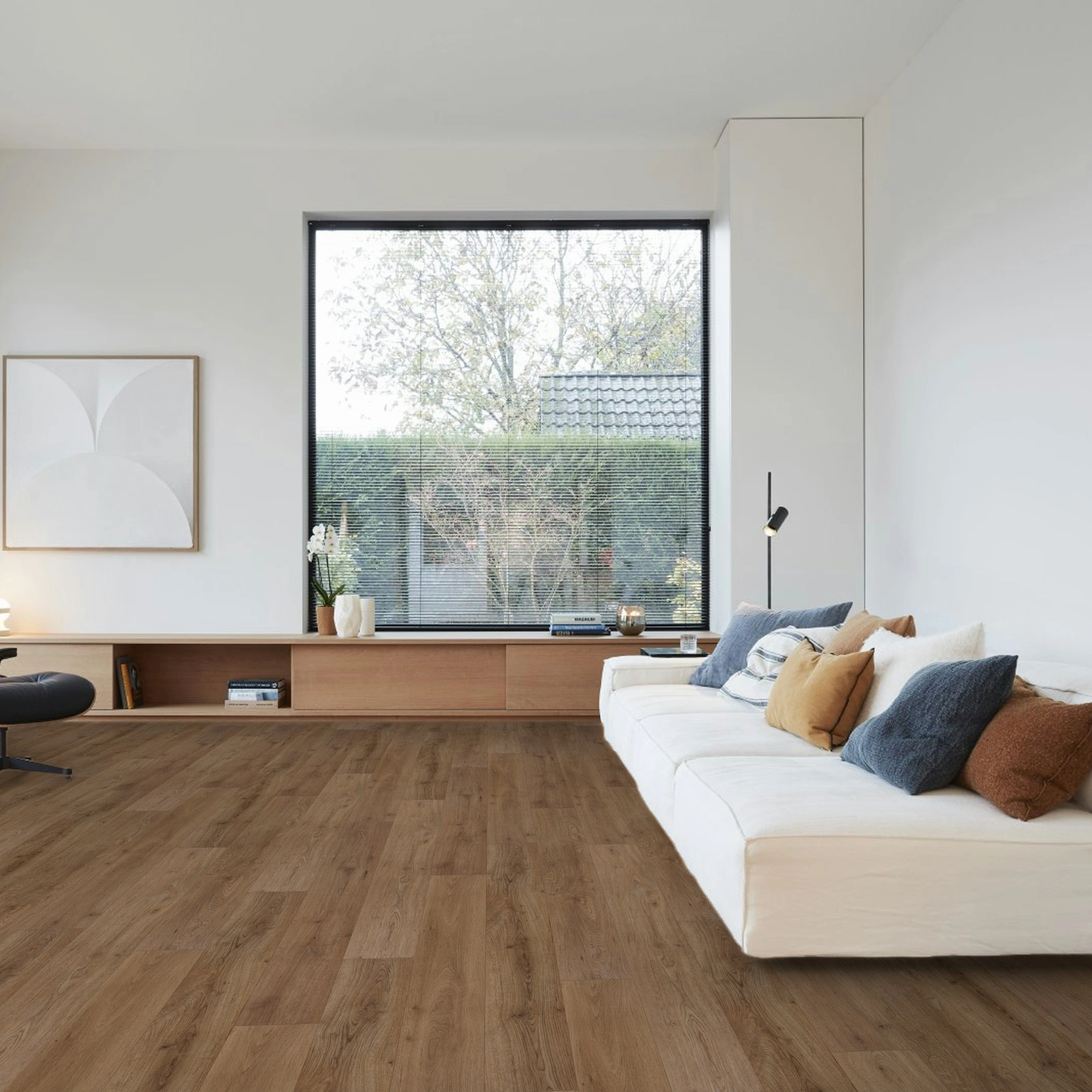 Milieubild Großräumiges Wohnzimmer mit Couch - BerryAlloc Klebe-Vinyl Zenn Gluedown 55 Porto Milieubild Großräumiges Wohnzimmer mit Couch - BerryAlloc 60002255