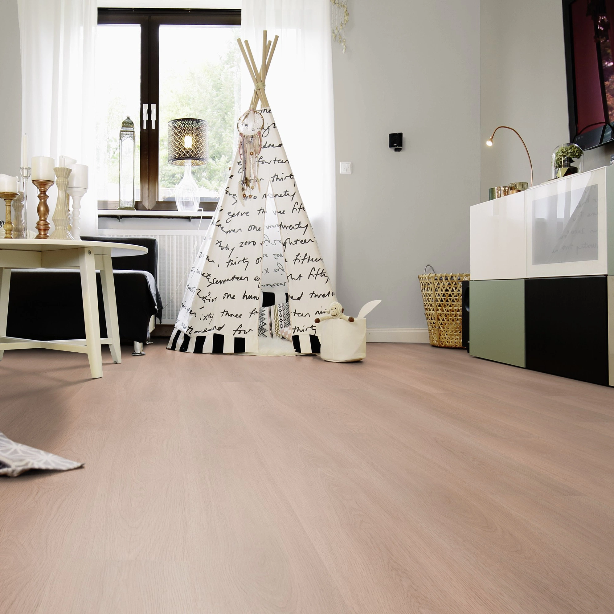 Milieubild Wohnzimmer mit Sideboard und Fernseher - wineo Klick-Bioboden PURLINE wineo 1000 wood XL Calm Oak Shell Milieubild Wohnzimmer mit Sideboard und Fernseher - wineo PLC306R