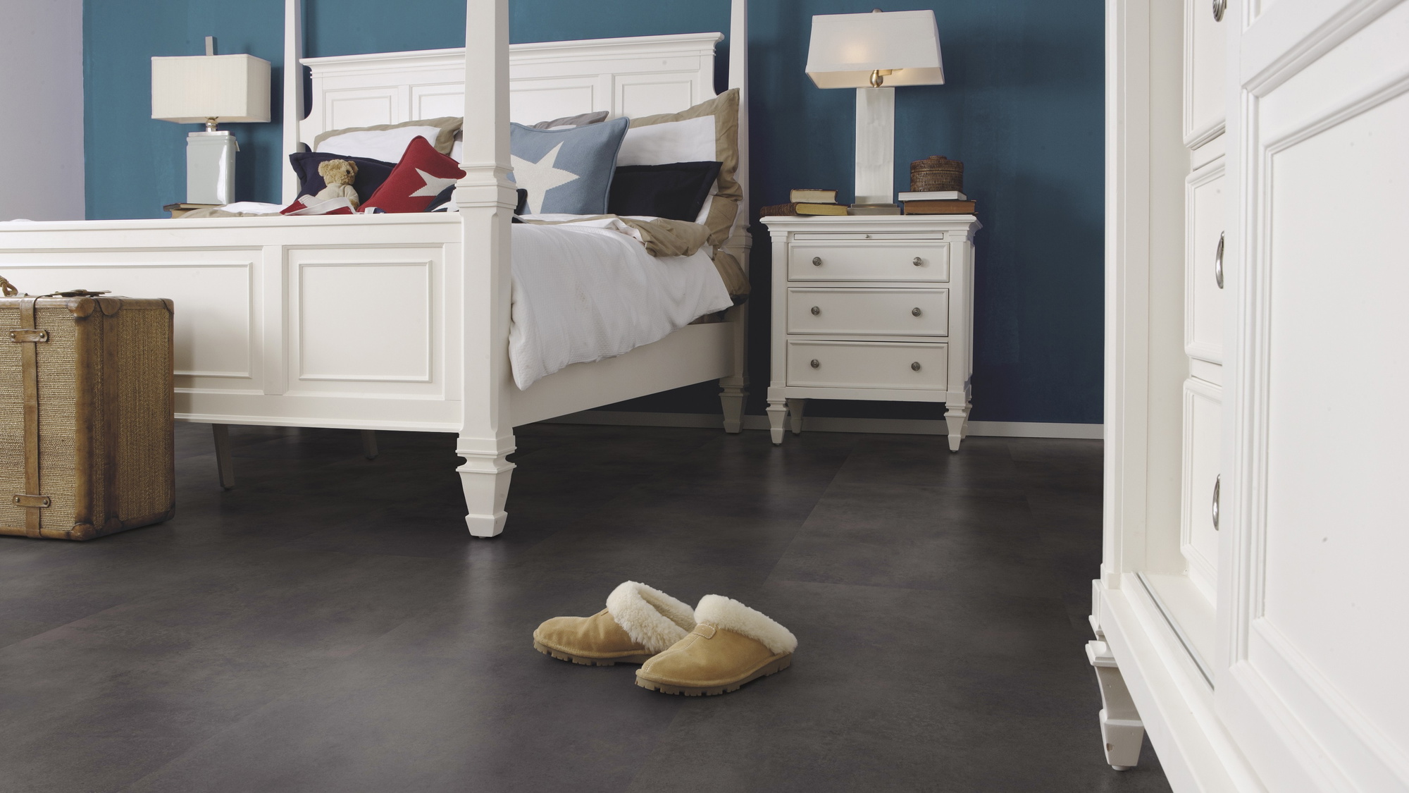 Milieubild Schlafzimmer im Landhaus-Stil - wineo Klebe-Bioboden PURLINE wineo 1500 stone XL Loft Concrete Dark Milieubild Schlafzimmer im Landhaus-Stil - wineo PL15400SXL