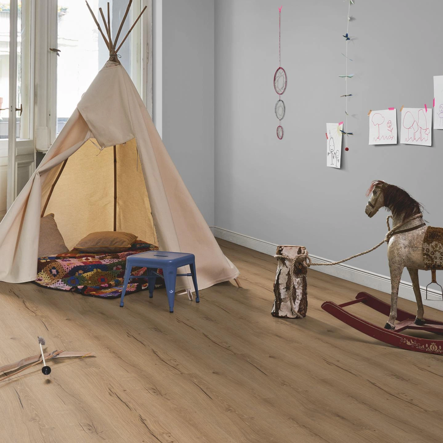 Milieubild Kinderzimmer in Stadtwohnung - Parador Klebe-Vinyl Classic 2025 Eiche Cambridge natur Milieubild Kinderzimmer in Stadtwohnung - Parador 1748873
