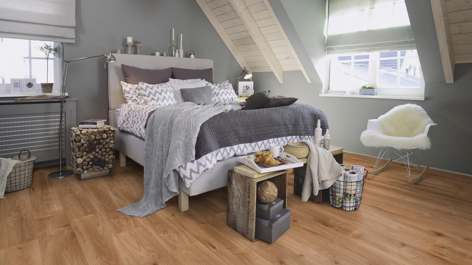 Milieubild Schlafzimmer im modernen Dachgeschoss - wineo PL300R