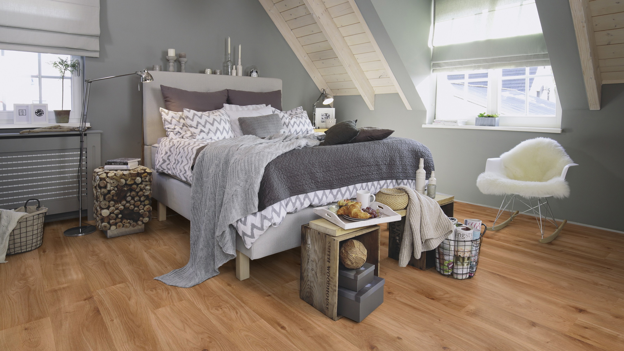 Milieubild Schlafzimmer im modernen Dachgeschoss - wineo Klebe-Bioboden PURLINE wineo 1000 wood L Intensive Oak Caramel Milieubild Schlafzimmer im modernen Dachgeschoss - wineo PL300R