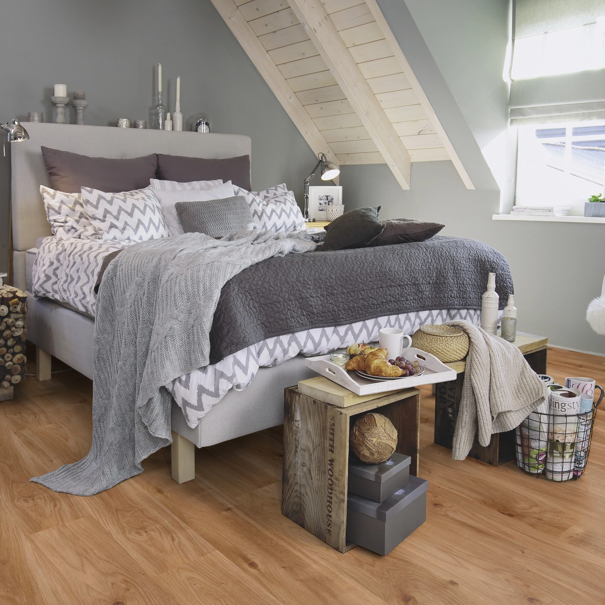 Milieubild Schlafzimmer im modernen Dachgeschoss - wineo Klebe-Bioboden PURLINE wineo 1000 wood L Intensive Oak Caramel Milieubild Schlafzimmer im modernen Dachgeschoss - wineo PL300R