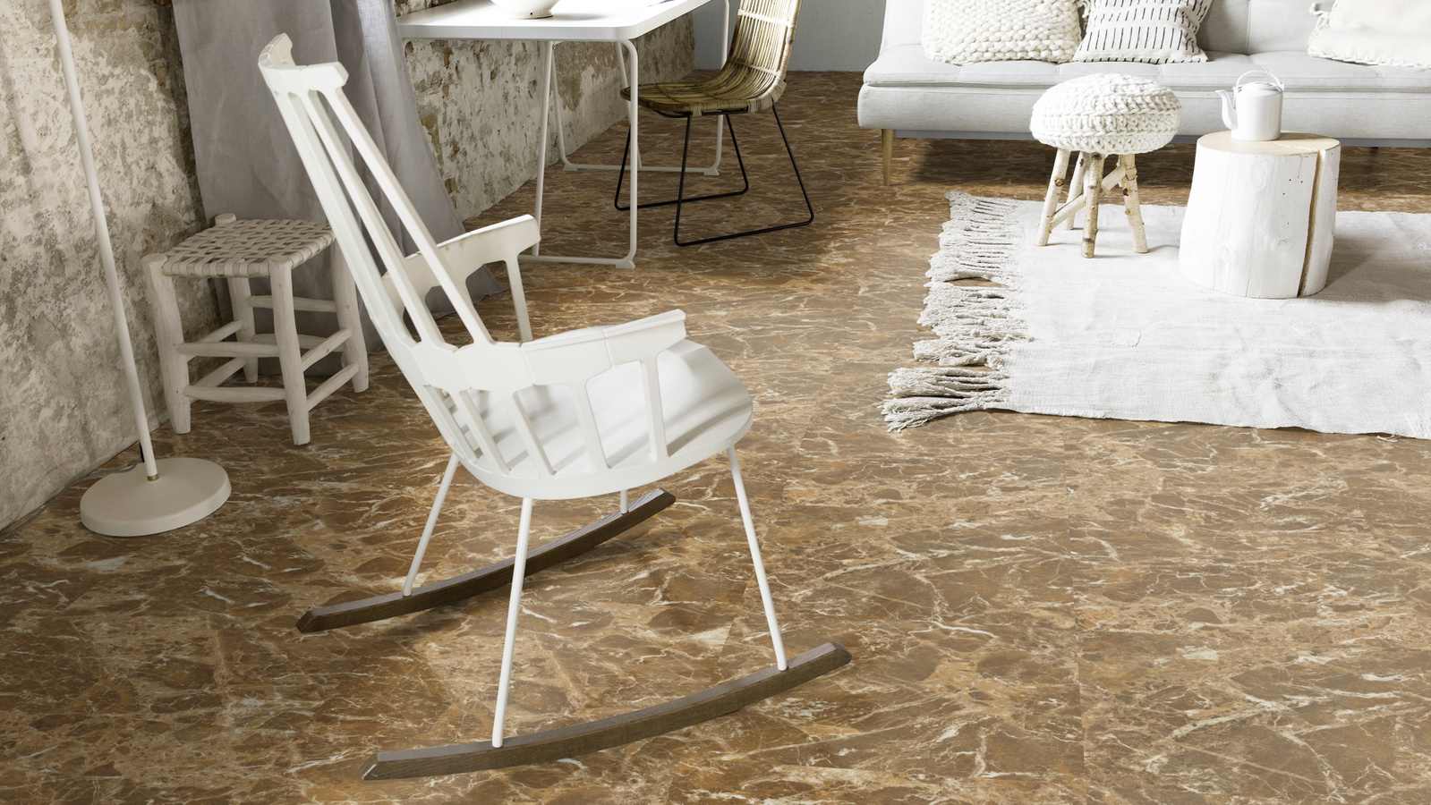 Milieubild Wohnzimmer mit Schaukelstuhl im skandinavischen Stil - Forbo Flooring 243645