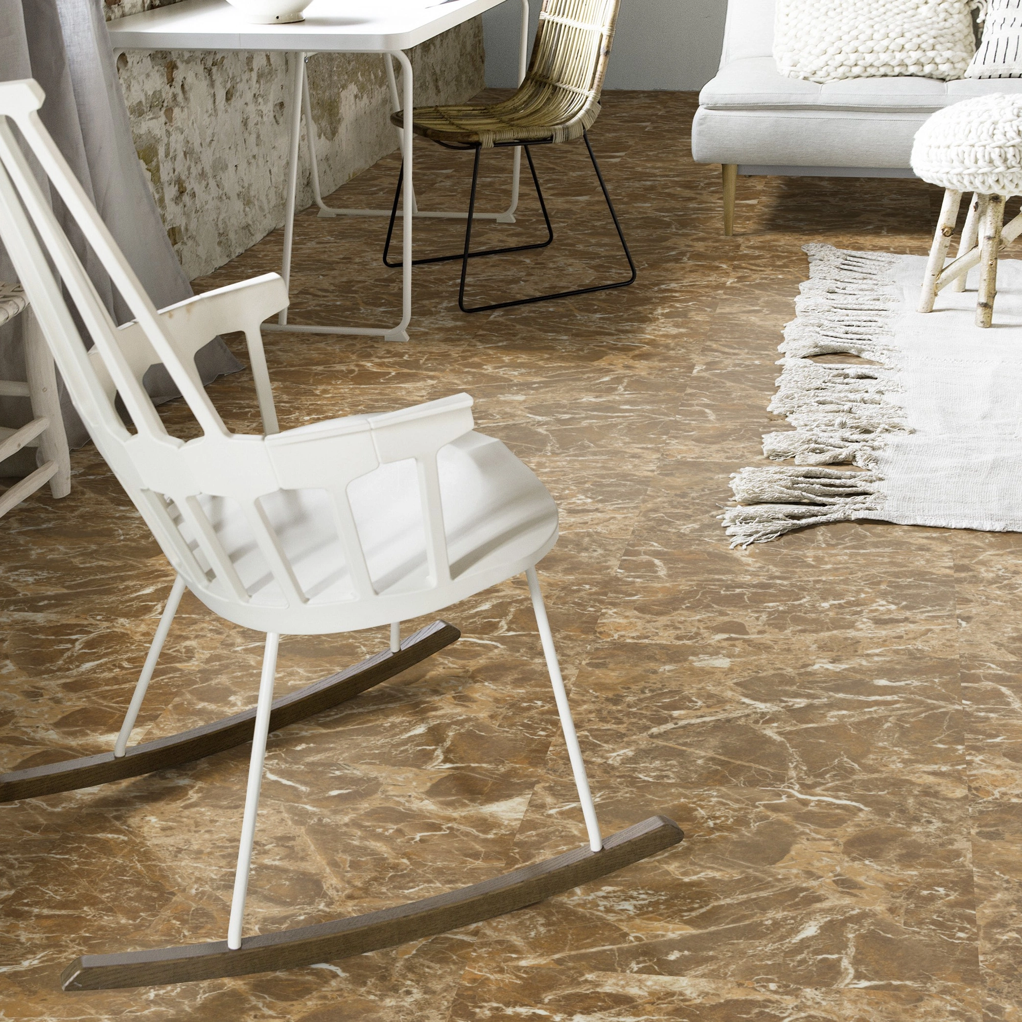 Milieubild Wohnzimmer mit Schaukelstuhl im skandinavischen Stil - Forbo Flooring Klebe-Vinyl Allura Dryback 0.55 Material Ochre Marble Milieubild Wohnzimmer mit Schaukelstuhl im skandinavischen Stil - Forbo Flooring 243645