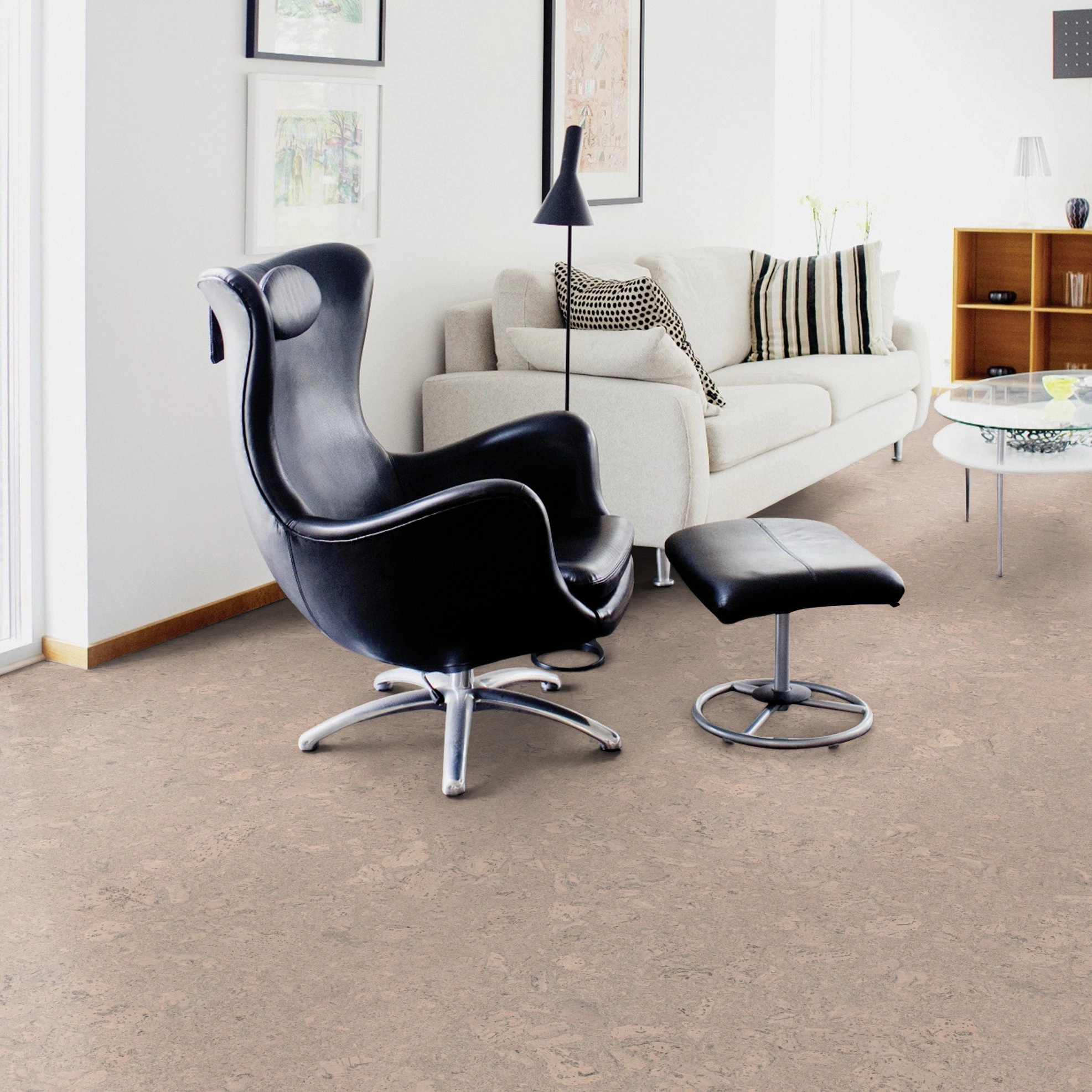 Milieubild Wohnzimmer mit Sessel und bodentiefem Fenster - Wicanders Wise HDF Klick-Korkboden cork Essence Personality Timide Milieubild Wohnzimmer mit Sessel und bodentiefem Fenster - Wicanders Wise 80002262