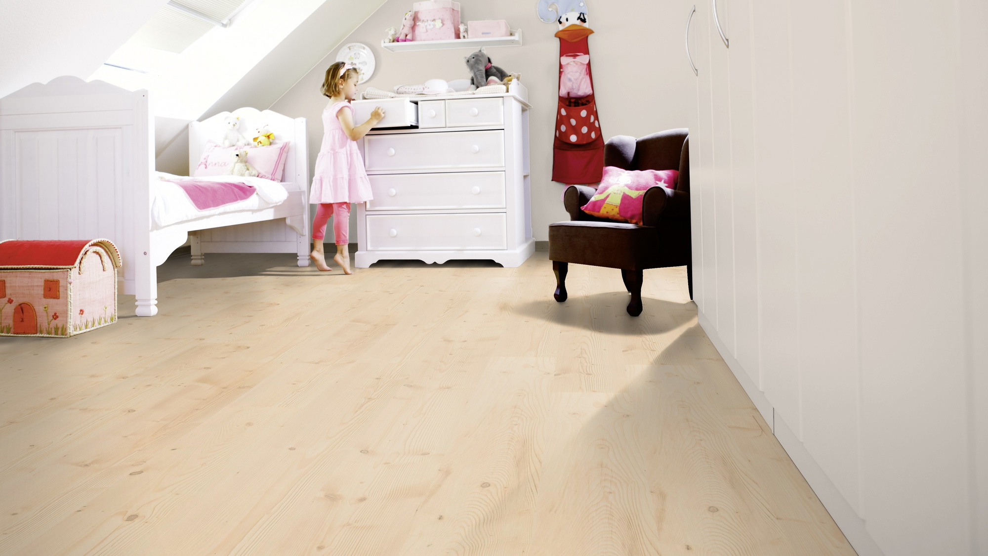 Milieubild Kinderzimmer mit weißer Kommode - wineo Klebe-Bioboden PURLINE wineo 1000 wood L Natural Pine Beach Milieubild Kinderzimmer mit weißer Kommode - wineo PL297R