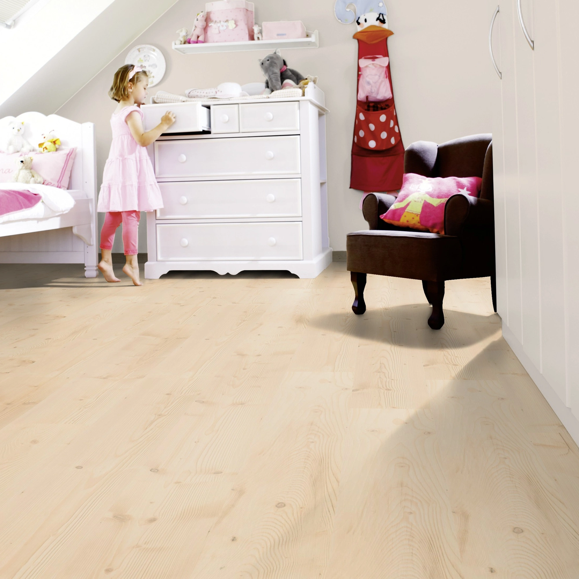 Milieubild Kinderzimmer mit weißer Kommode - wineo Klebe-Bioboden PURLINE wineo 1000 wood L Natural Pine Beach Milieubild Kinderzimmer mit weißer Kommode - wineo PL297R