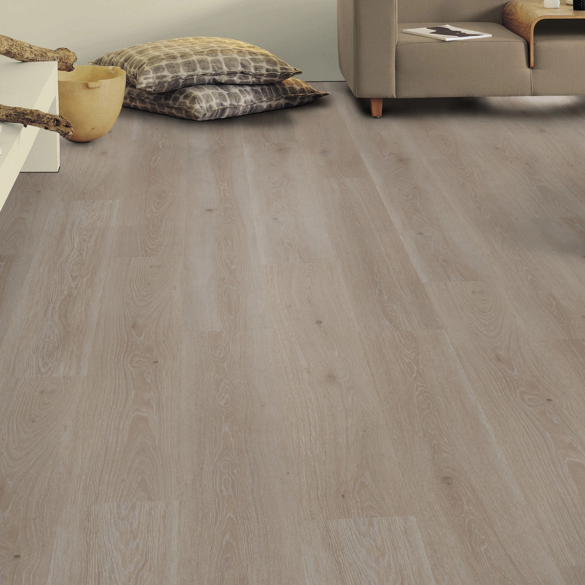 Milieubild Wohnzimmer mit Sideboard - Tarkett Klebe-Vinyl Essence 30 Tribe Oak Grey Milieubild Wohnzimmer mit Sideboard - Tarkett 260055008