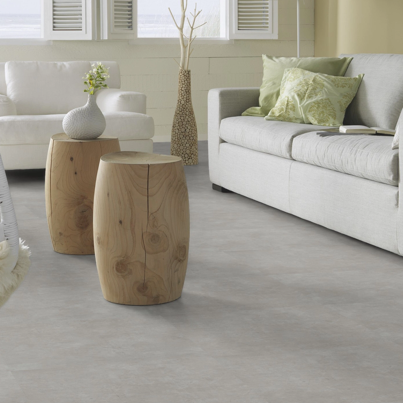 Milieubild Modernes, freundliches Wohnzimmer mit Sofa - Forbo Flooring Klebe-Vinyl Allura Dryback 0.55 Material Grigio Concrete Milieubild Modernes, freundliches Wohnzimmer mit Sofa - Forbo Flooring 220183