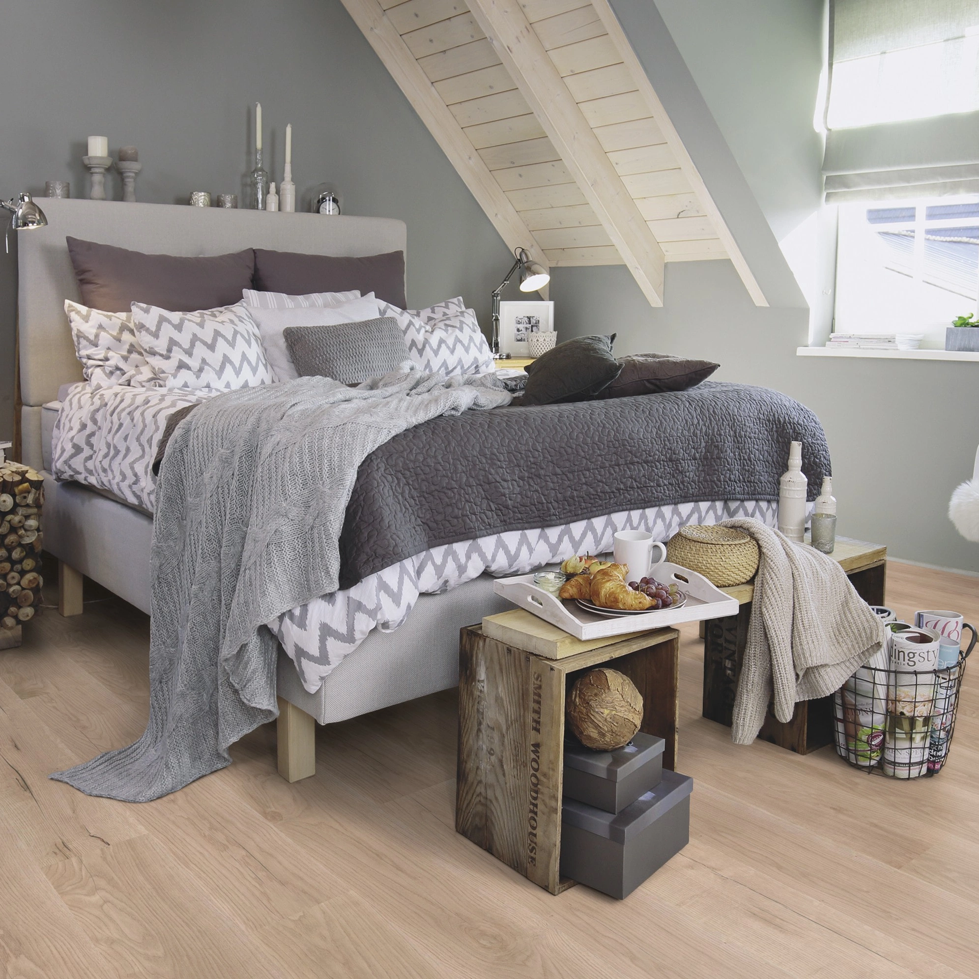 Milieubild Schlafzimmer im modernen Dachgeschoss - wineo Klebe-Bioboden PURLINE wineo 1000 wood L Comfort Oak Sand Milieubild Schlafzimmer im modernen Dachgeschoss - wineo PL298R