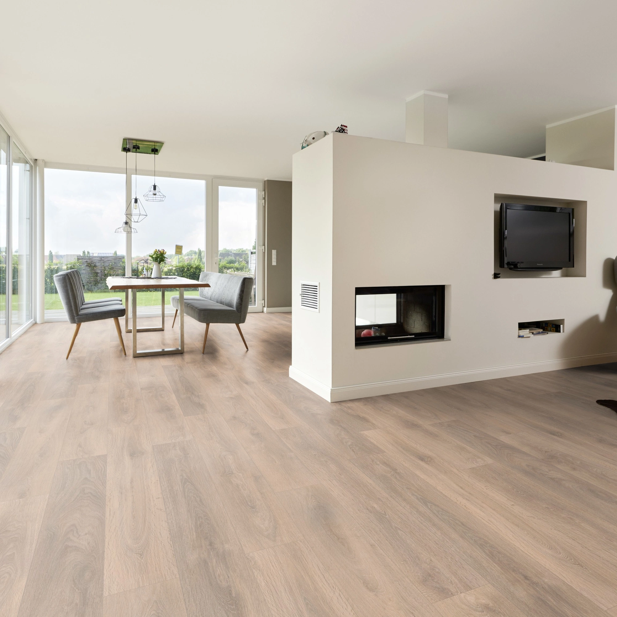 Milieubild Wohnzimmer mit Essbereich und Kamin - ter Hürne Laminat Classic Edition Eiche French Bistro Milieubild Wohnzimmer mit Essbereich und Kamin - ter Hürne 1101021838