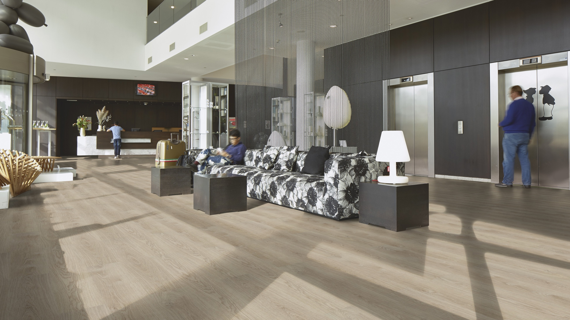 Milieubild Hotellobby mit Rezeption - Forbo Flooring Klebe-Vinyl Enduro Dryback Wood Washed Oak Milieubild Hotellobby mit Rezeption - Forbo Flooring 217618
