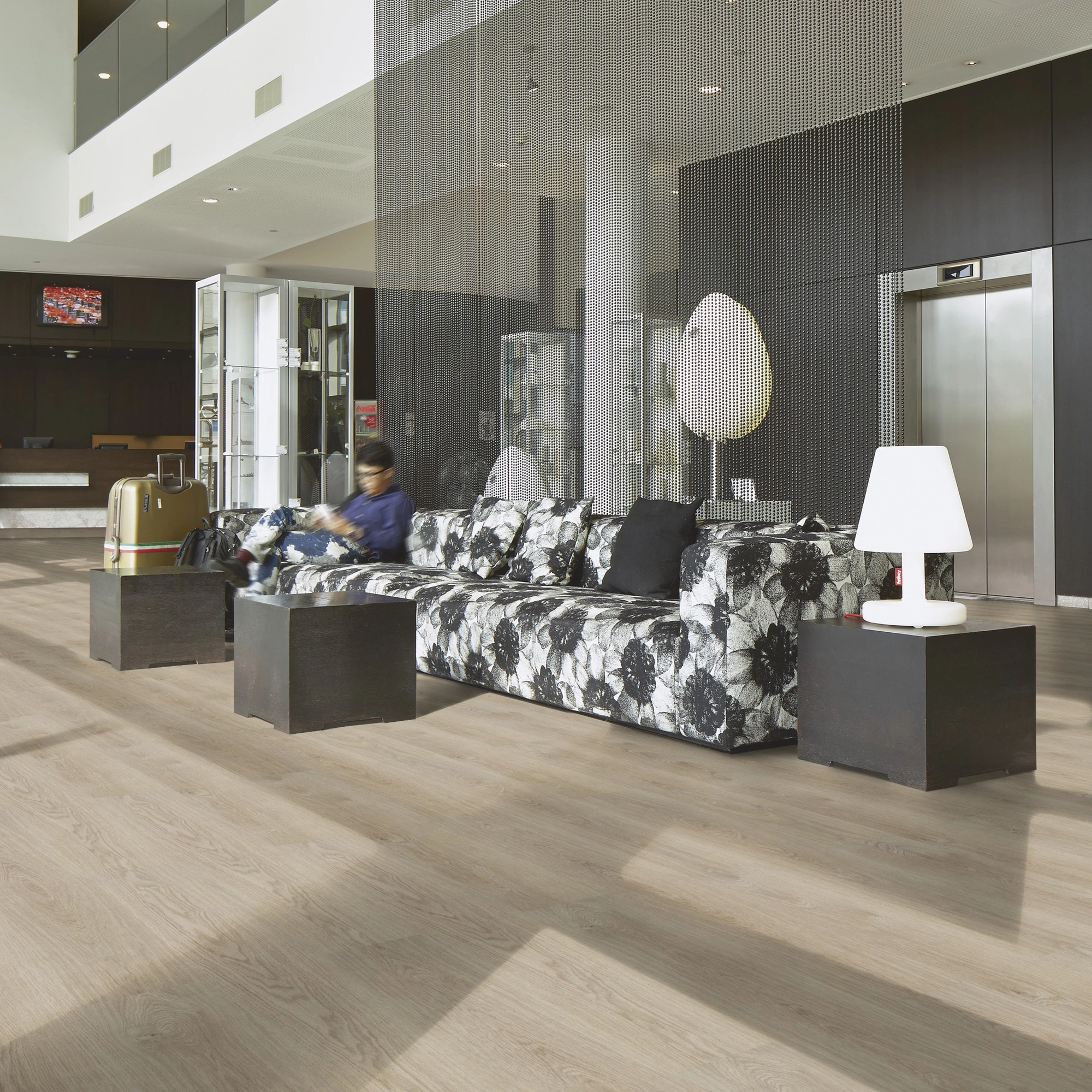 Milieubild Hotellobby mit Rezeption - Forbo Flooring Klebe-Vinyl Enduro Dryback Wood Washed Oak Milieubild Hotellobby mit Rezeption - Forbo Flooring 217618