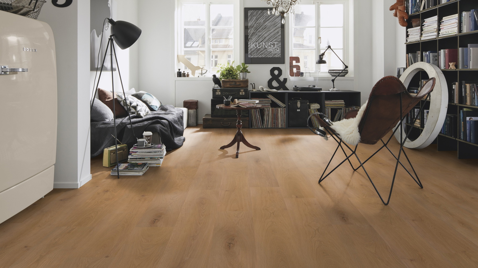 Milieubild Kompaktes Wohnzimmer mit Bücherregal - wineo PL311R