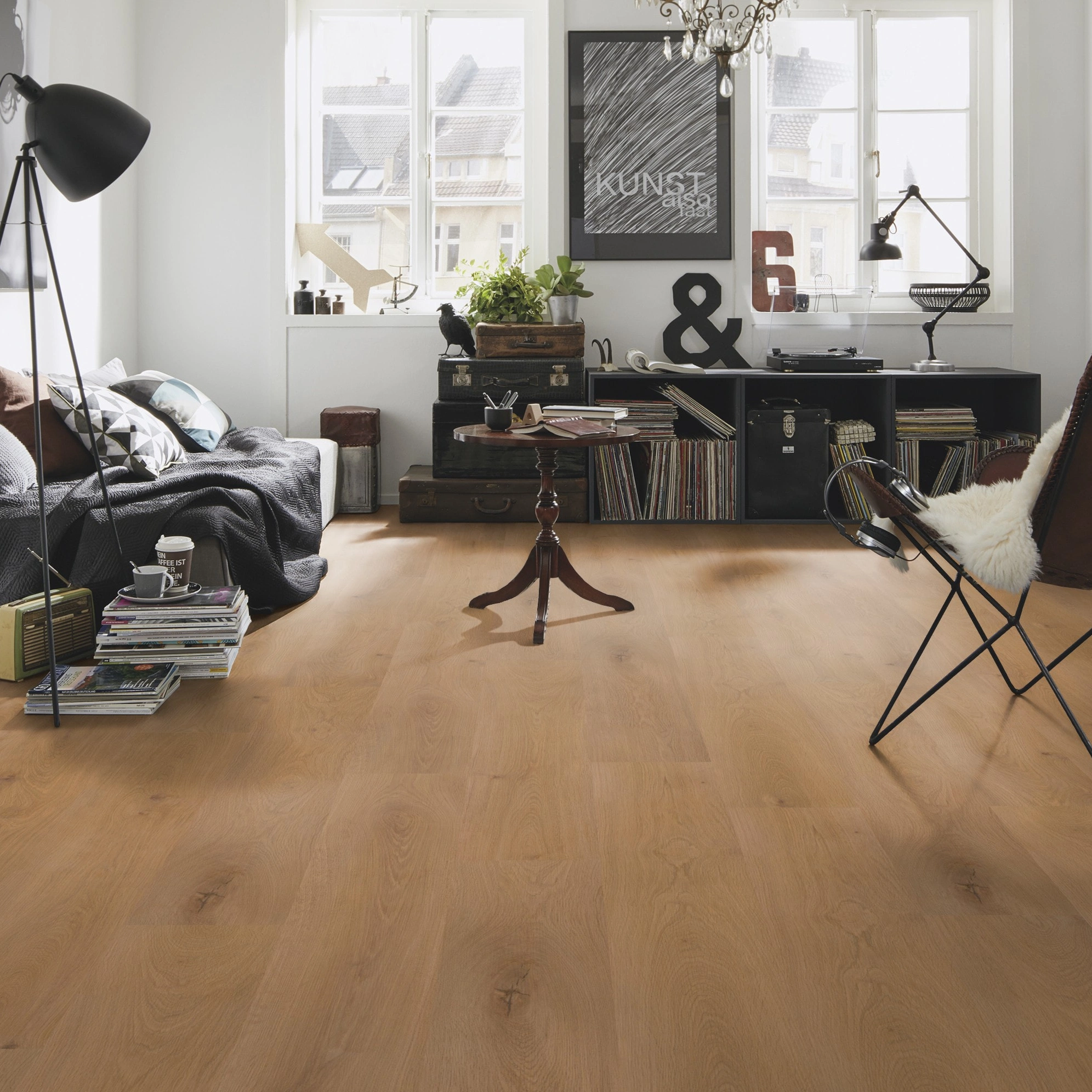 Milieubild Kompaktes Wohnzimmer mit Bücherregal - wineo Klebe-Bioboden PURLINE wineo 1000 wood XL Noble Oak Toffee Milieubild Kompaktes Wohnzimmer mit Bücherregal - wineo PL311R