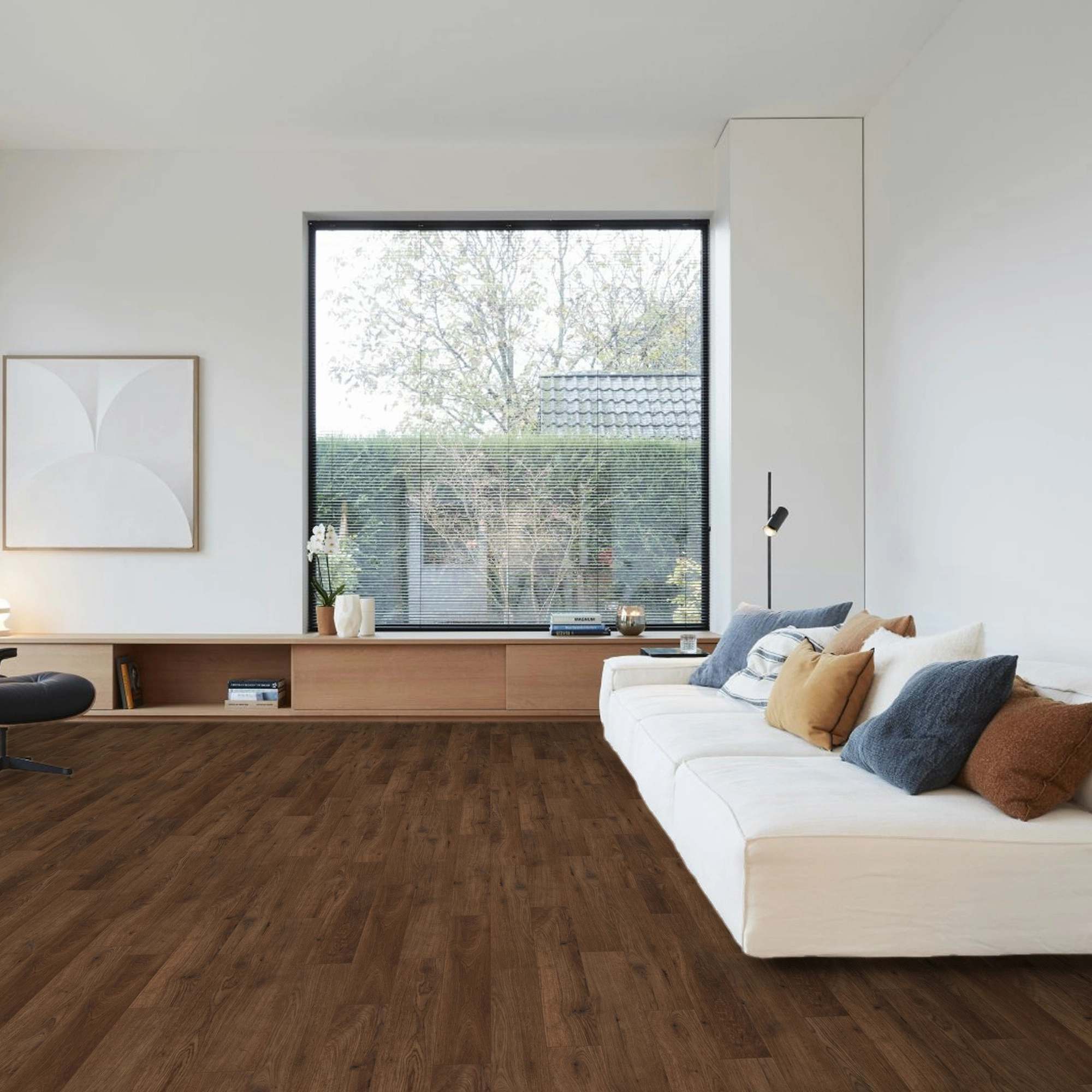 Milieubild Großräumiges Wohnzimmer mit Couch - BerryAlloc Klebe-Vinyl Zenn Gluedown 55 Herringbone Palermo Milieubild Großräumiges Wohnzimmer mit Couch - BerryAlloc 60002266