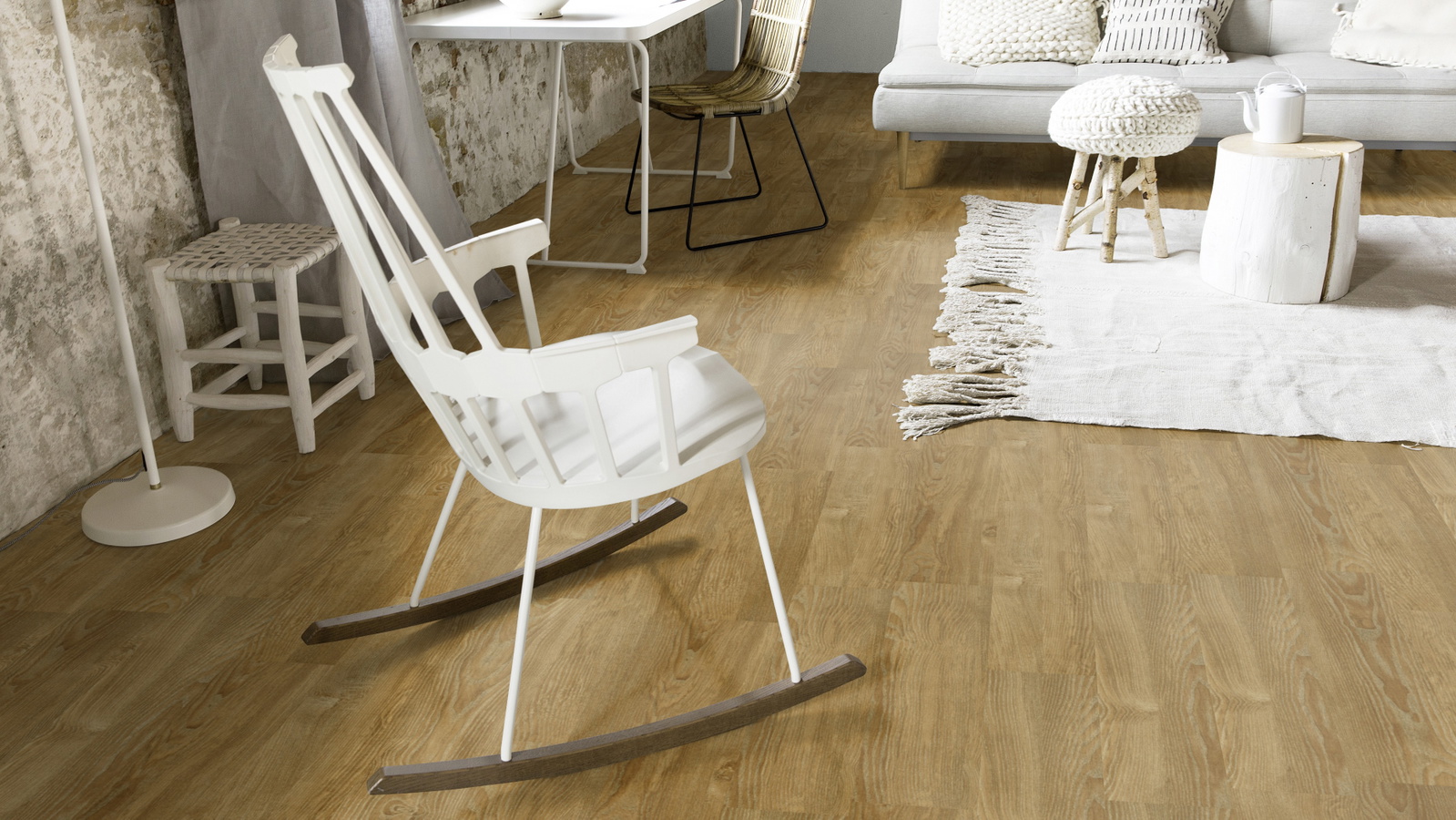 Milieubild Wohnzimmer mit Schaukelstuhl im skandinavischen Stil - Forbo Flooring 243615