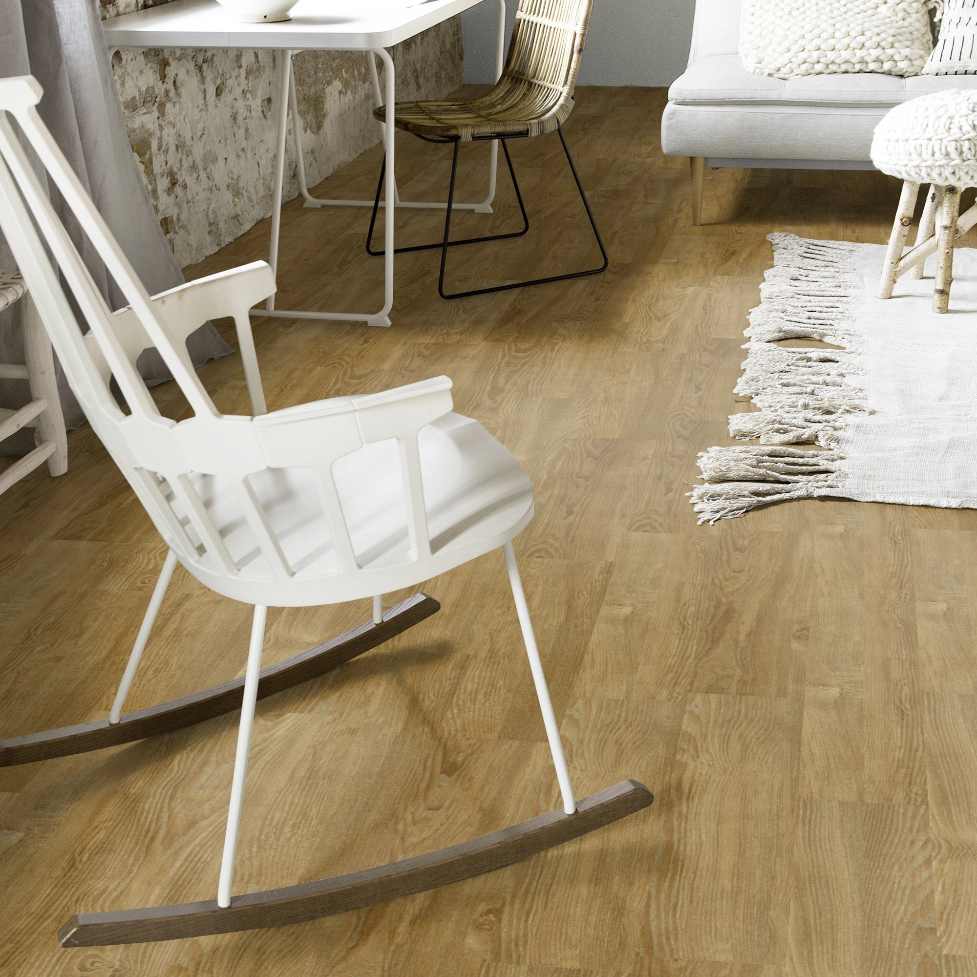 Milieubild Wohnzimmer mit Schaukelstuhl im skandinavischen Stil - Forbo Flooring Klebe-Vinyl Allura Dryback 0.55 Wood Ochre Ash Milieubild Wohnzimmer mit Schaukelstuhl im skandinavischen Stil - Forbo Flooring 243615