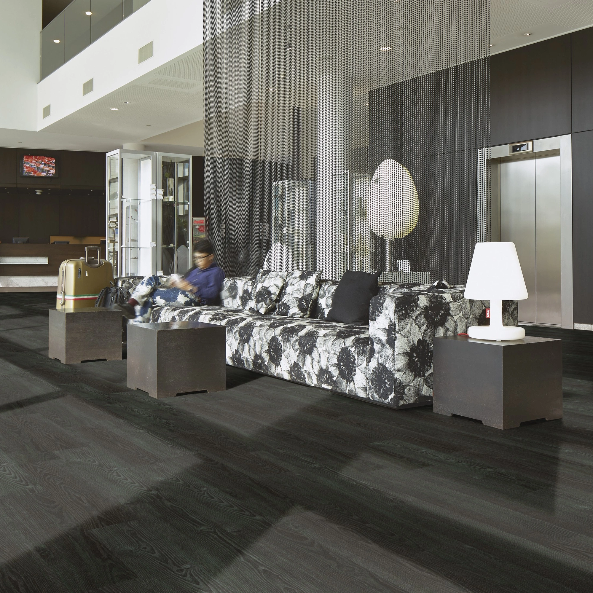 Milieubild Hotellobby mit Rezeption - Forbo Flooring Klebe-Vinyl Allura Dryback 0.55 Wood Forest Ash Milieubild Hotellobby mit Rezeption - Forbo Flooring 243618