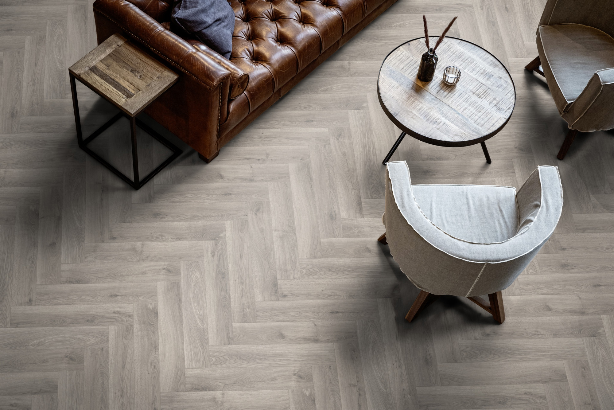 Milieubild Wohnzimmer mit Ledersofa - Blick von oben - ter Hürne Laminat Herringbone Edition Eiche Atelier Milieubild Wohnzimmer mit Ledersofa - Blick von oben - ter Hürne 1101021850