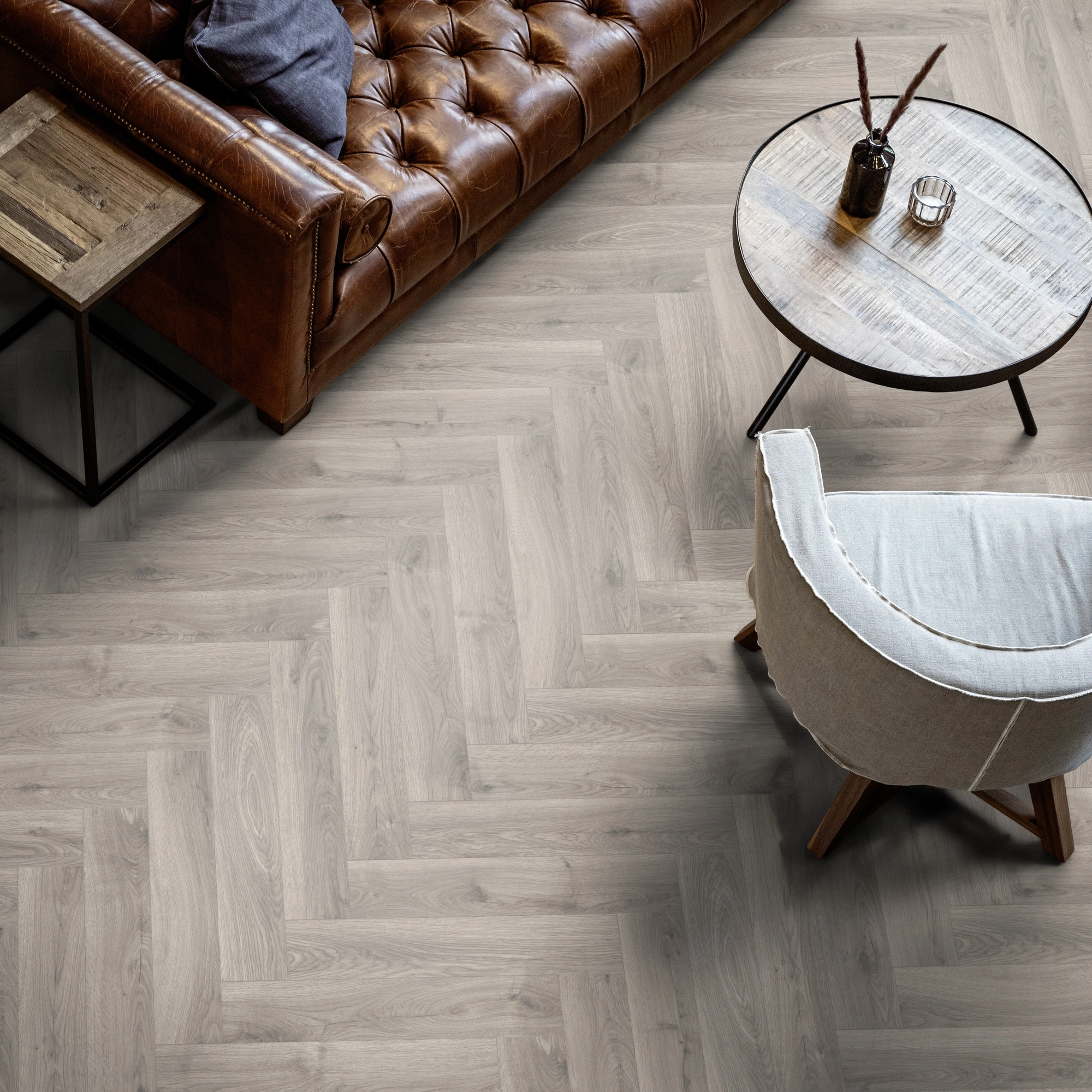 Milieubild Wohnzimmer mit Ledersofa - Blick von oben - ter Hürne Laminat Herringbone Edition Eiche Atelier Milieubild Wohnzimmer mit Ledersofa - Blick von oben - ter Hürne 1101021850